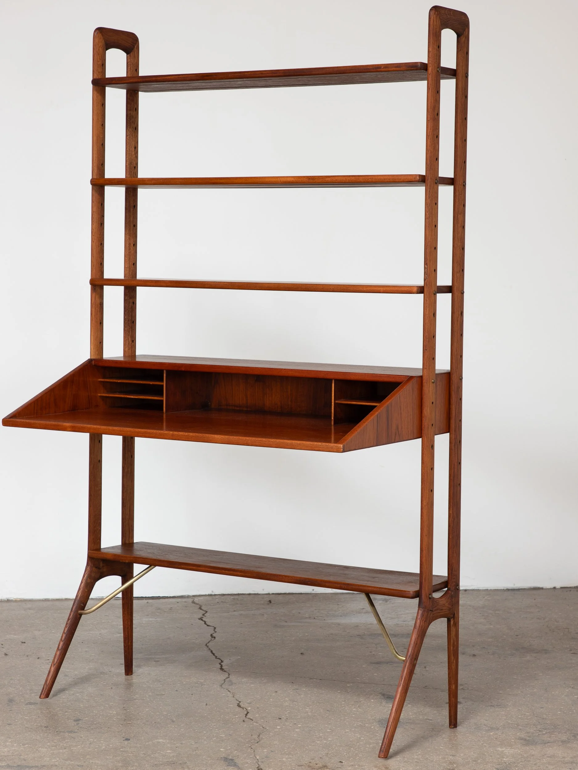 OAM_urt_Ostervig_Desk_Wall_Standing_Unit-8.jpg
