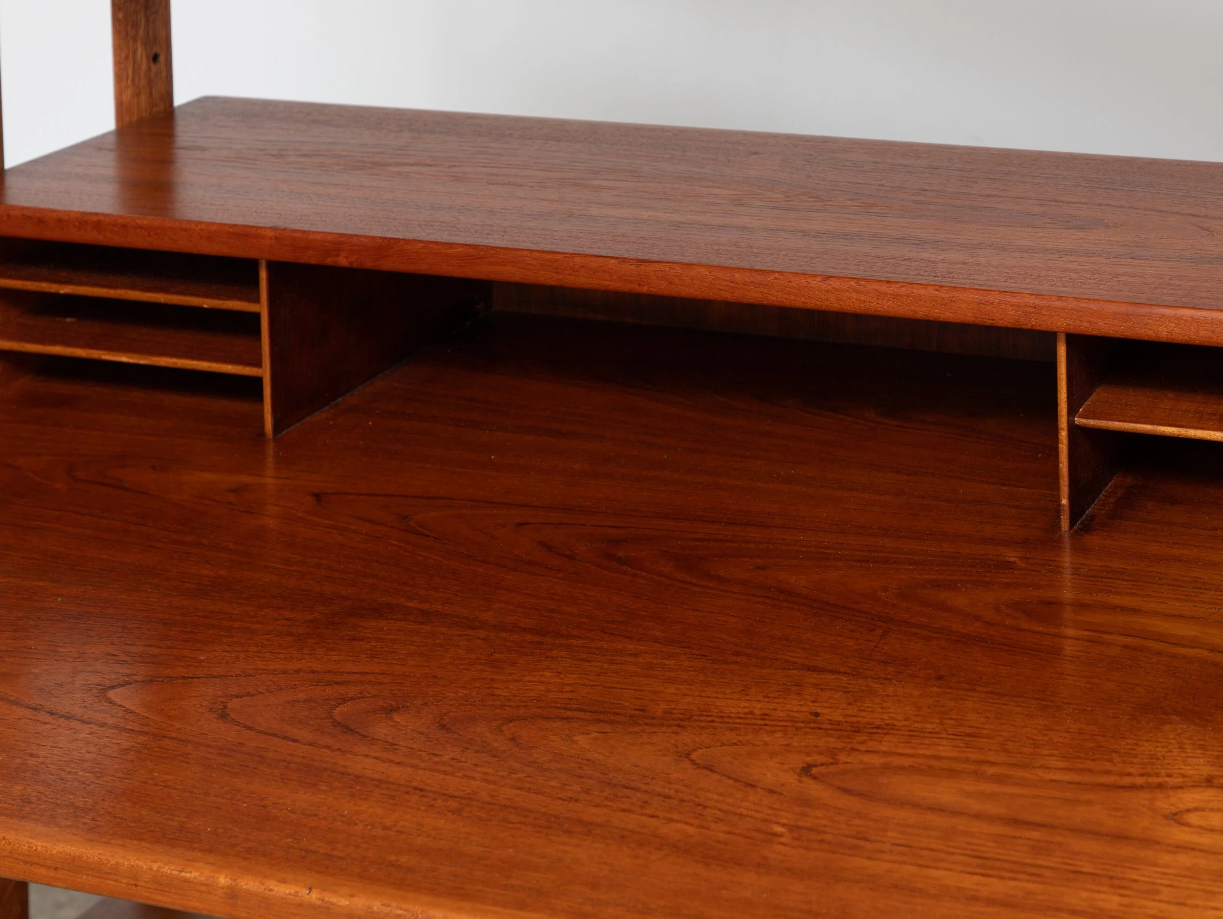 OAM_urt_Ostervig_Desk_Wall_Standing_Unit-12.jpg