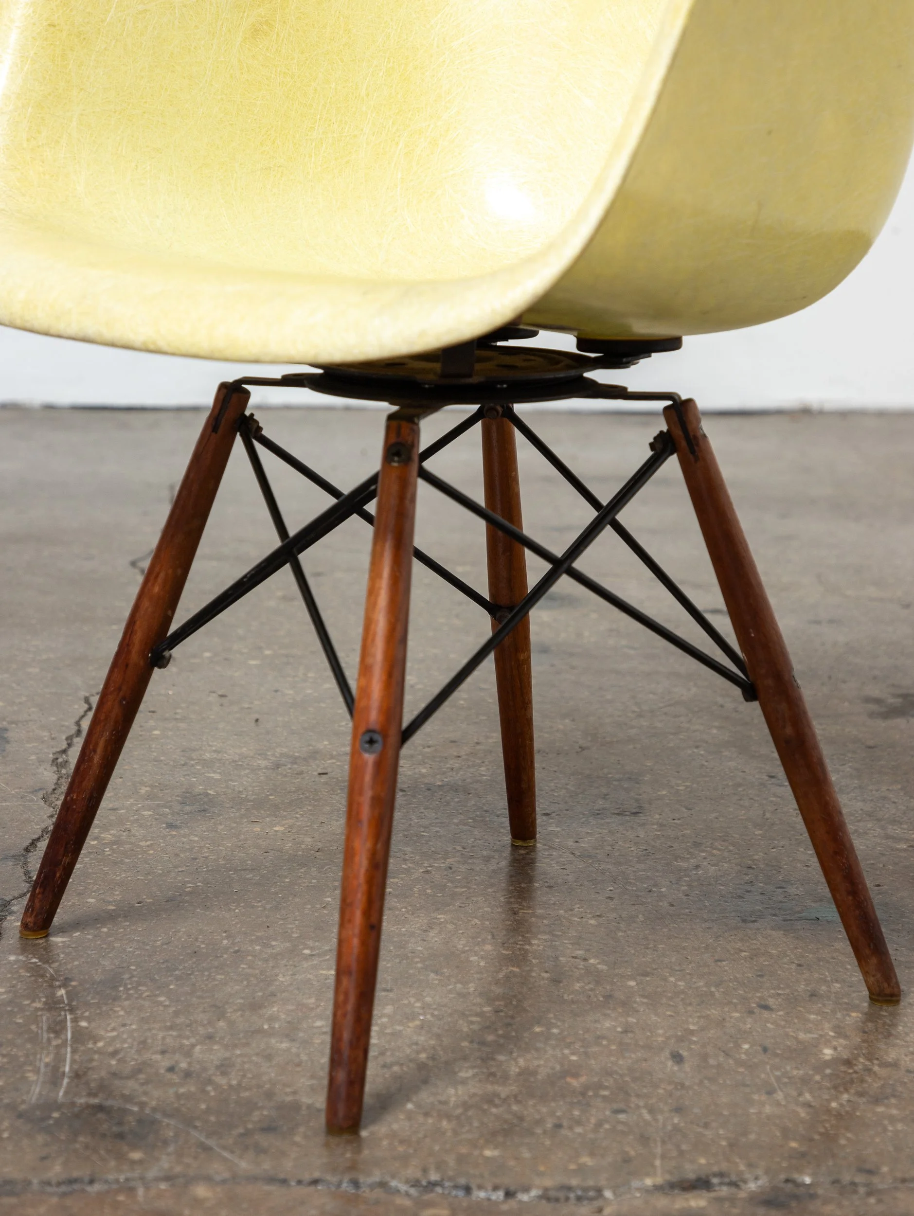 OAM_Zenith_Fiberglass_Eames_Armchair-15.jpg