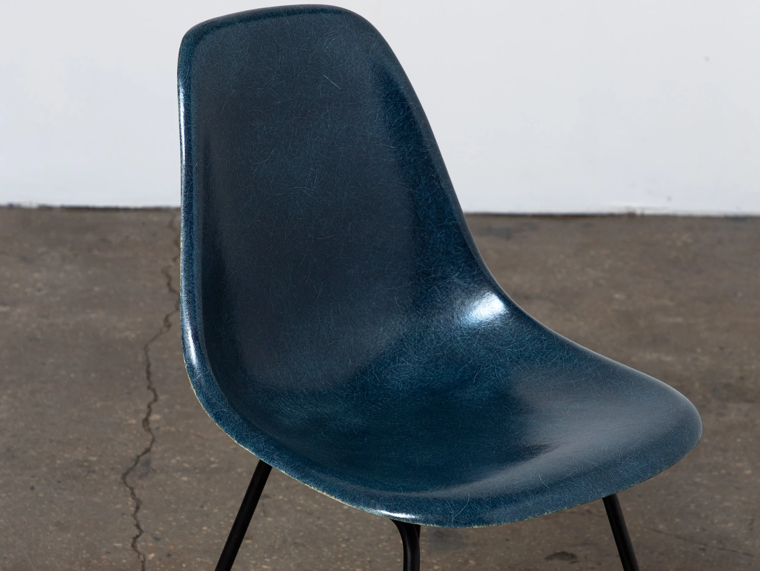 OAM_Navy_Blue_Eames_Fiberglass_Shell_on_Black_Base-2.jpg