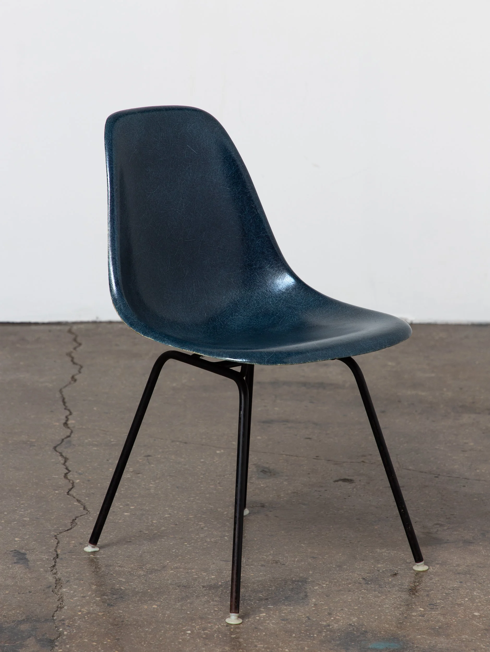 OAM_Navy_Blue_Eames_Fiberglass_Shell_on_Black_Base-4.jpg