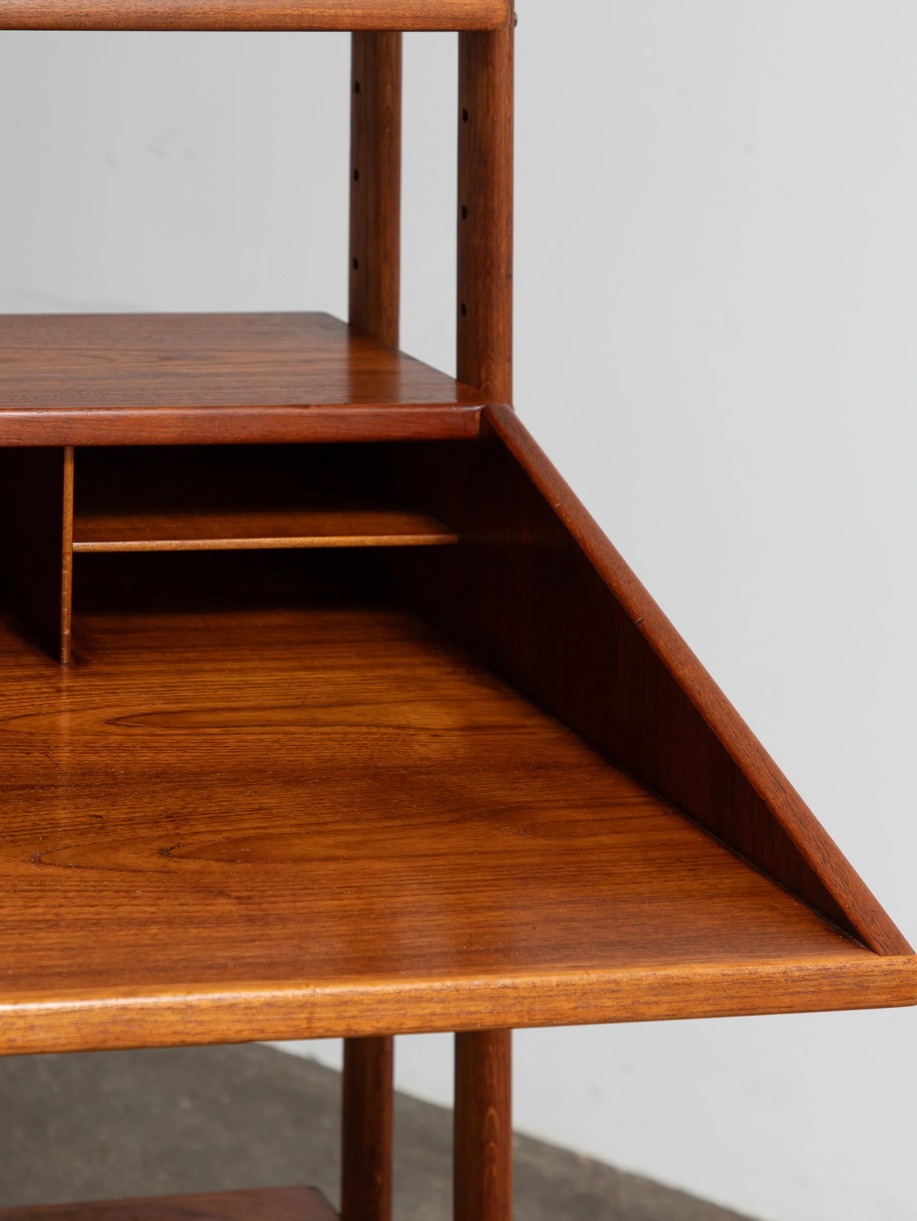 OAM_urt_Ostervig_Desk_Wall_Standing_Unit-13.jpg