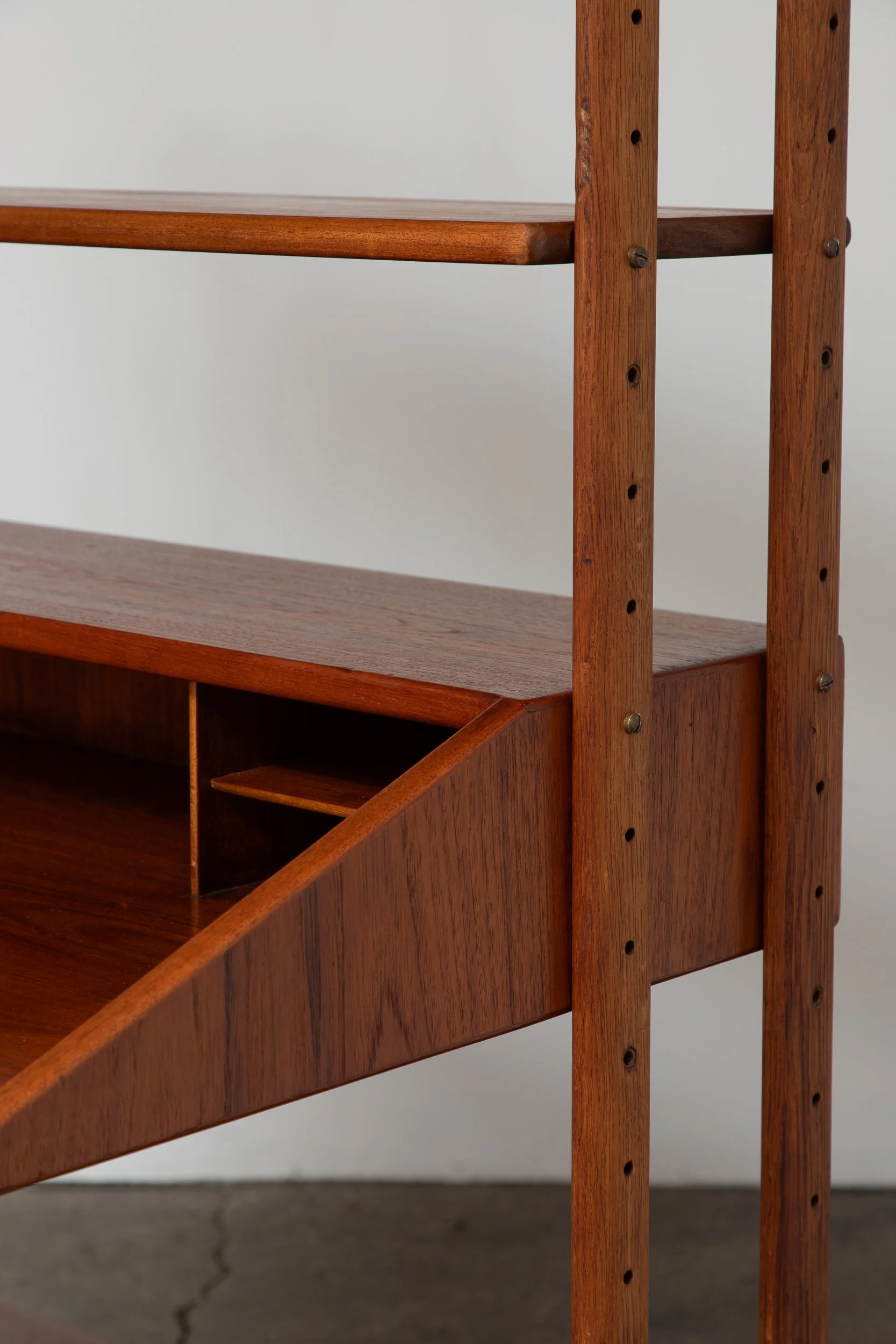 OAM_urt_Ostervig_Desk_Wall_Standing_Unit-16.jpg