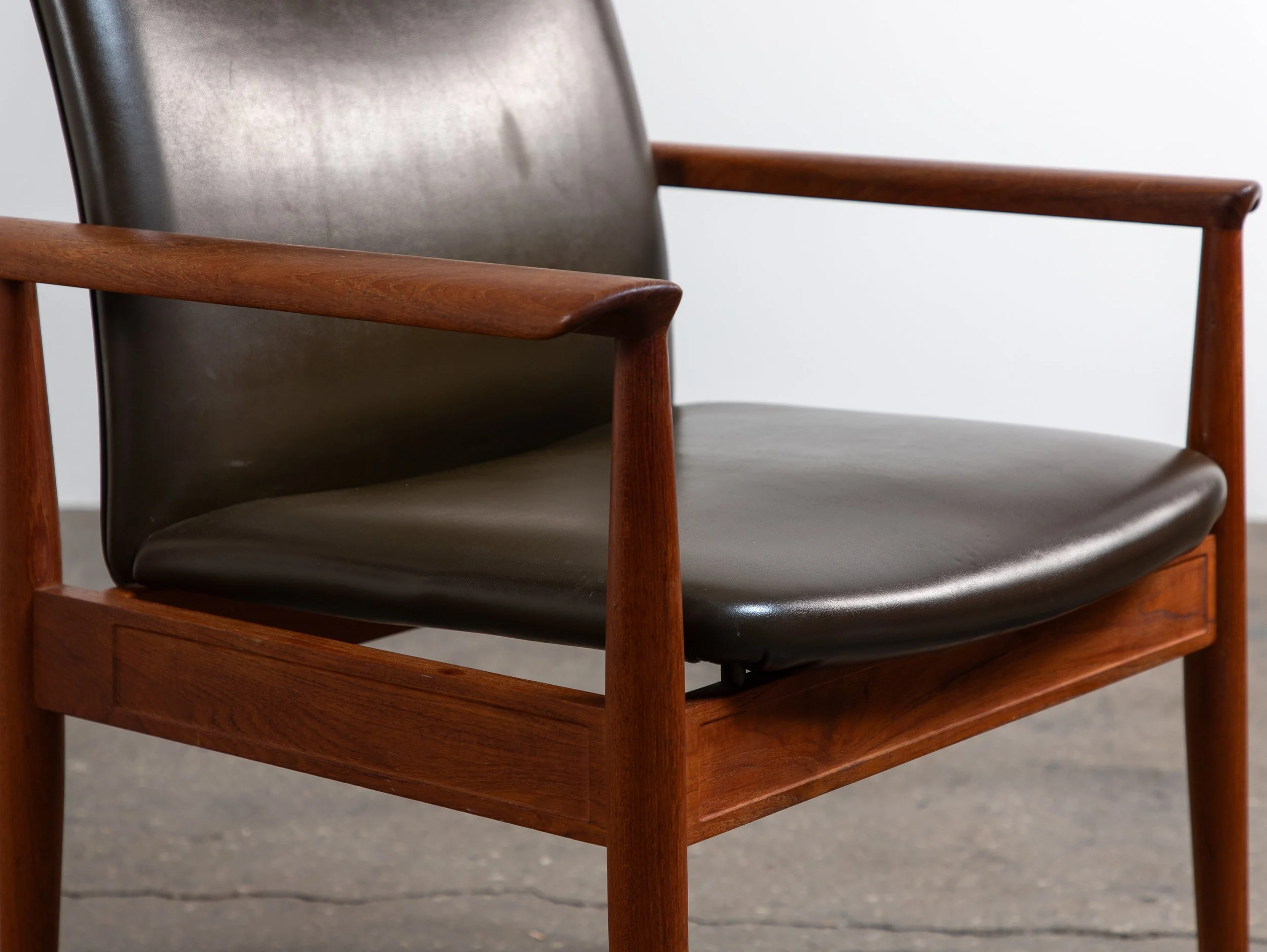 OAM_Finn_Juhl_Diplomat_Chair-6.jpg