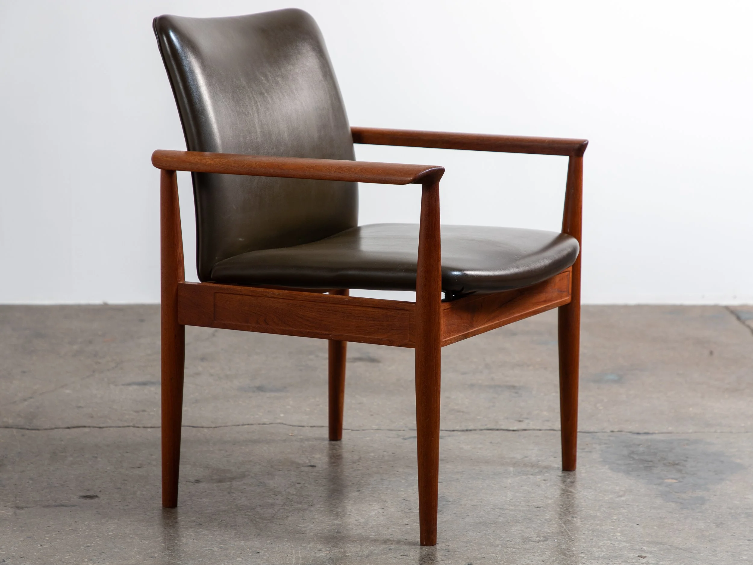 OAM_Finn_Juhl_Diplomat_Chair-5.jpg