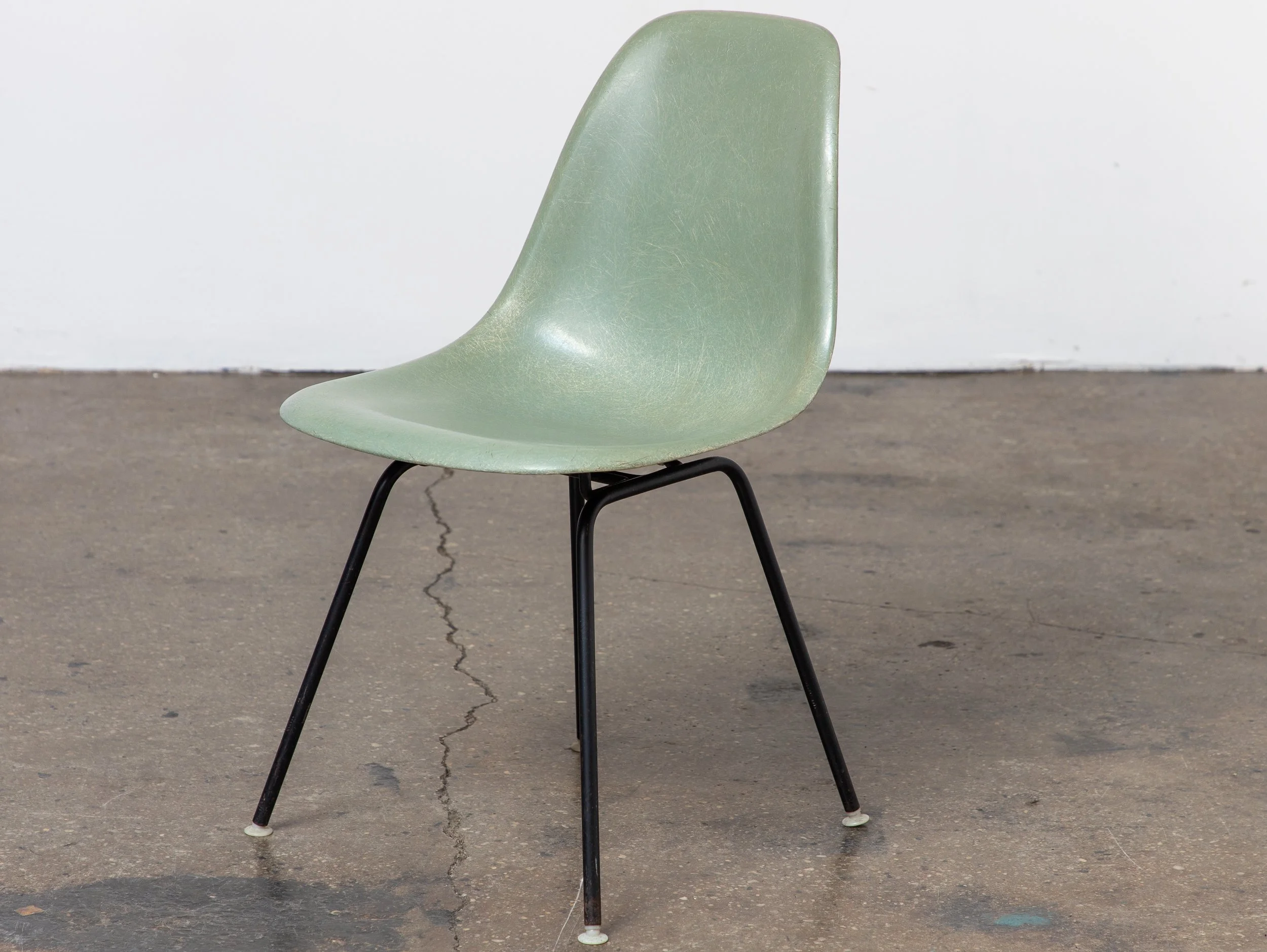 OAM_Seafoam_Green_Eames_Fiberglass_Shell_on_Black_Base-1.jpg