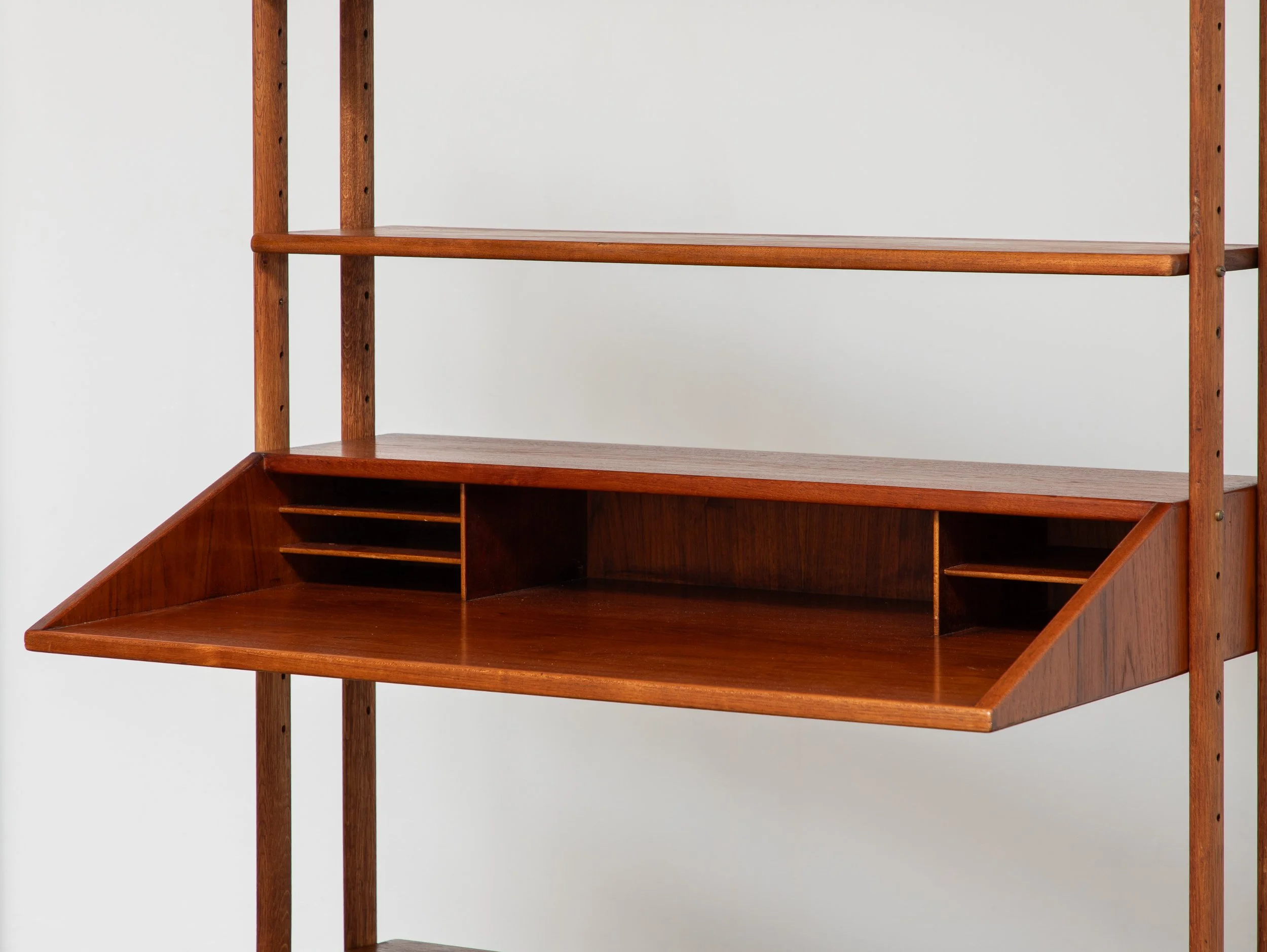 OAM_urt_Ostervig_Desk_Wall_Standing_Unit-15.jpg