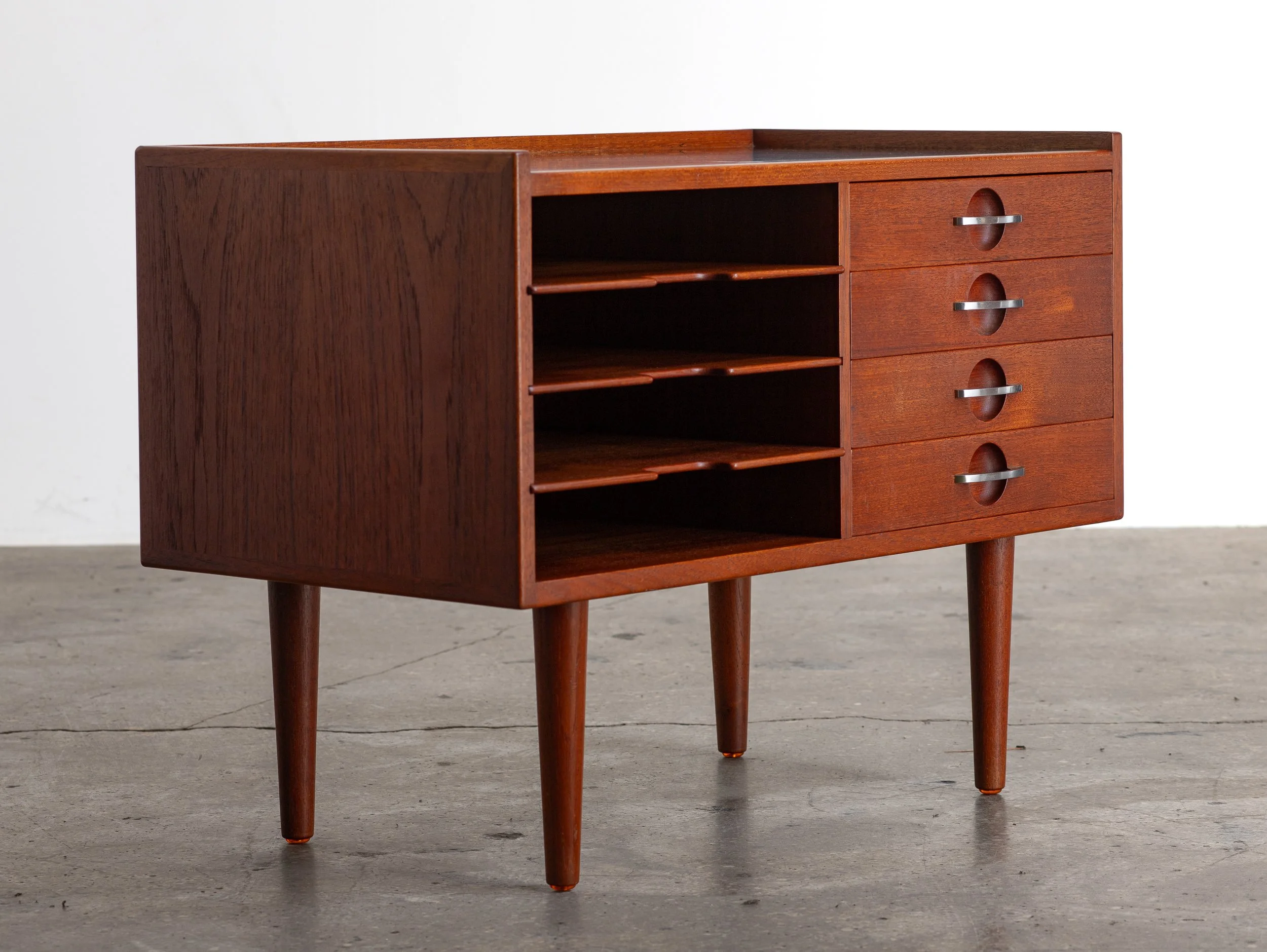 OAMNYC_Hans_Wegner_Telephone_Table-2.jpg