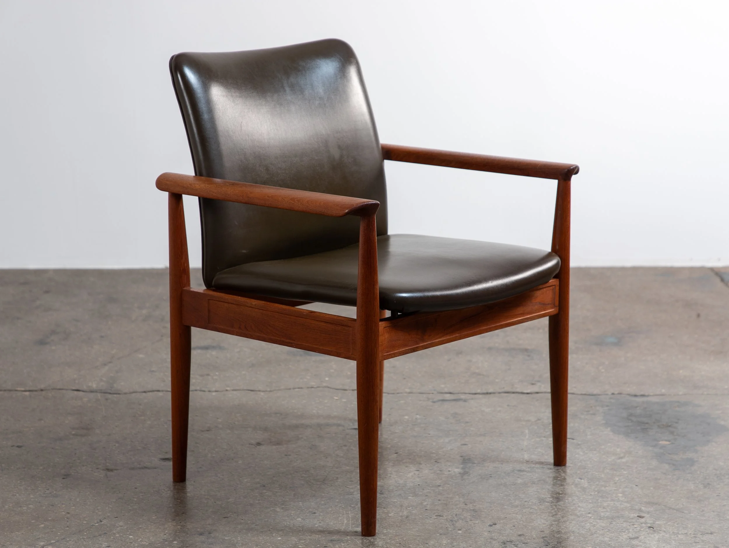 OAM_Finn_Juhl_Diplomat_Chair-2.jpg