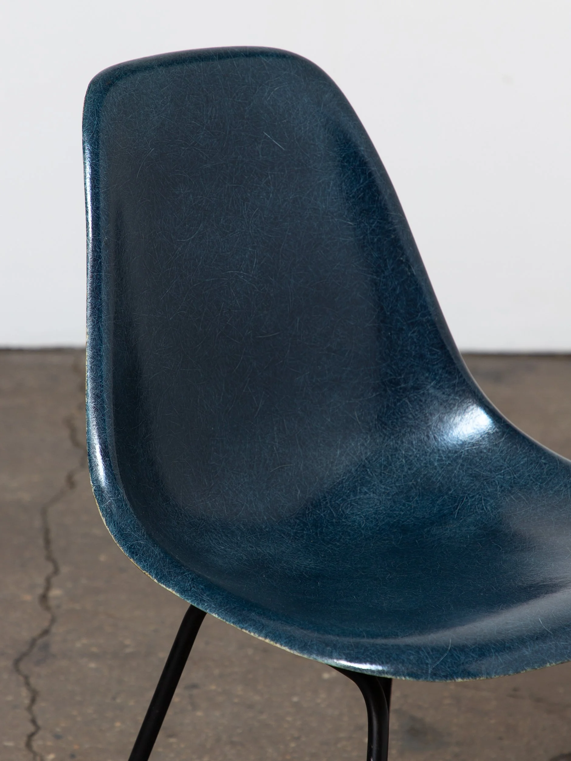 OAM_Navy_Blue_Eames_Fiberglass_Shell_on_Black_Base-7.jpg