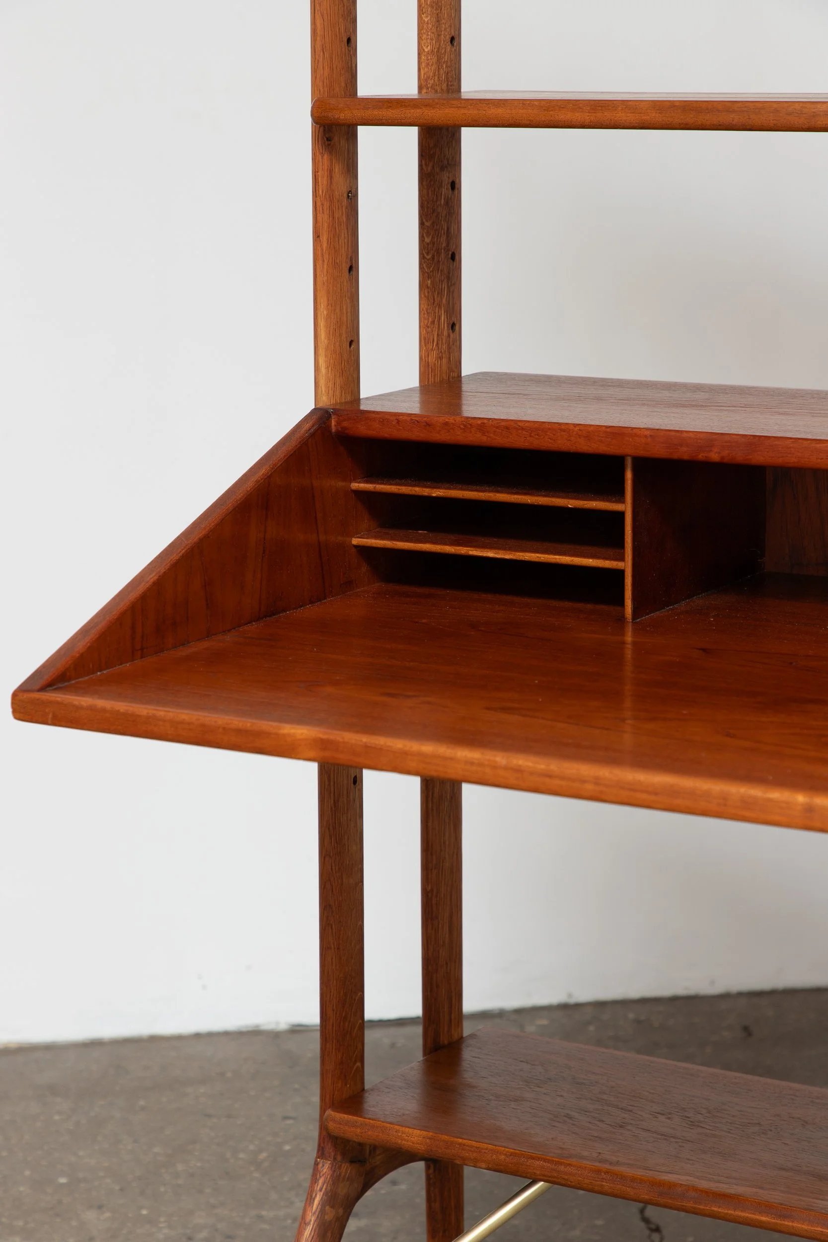OAM_urt_Ostervig_Desk_Wall_Standing_Unit-17.jpg