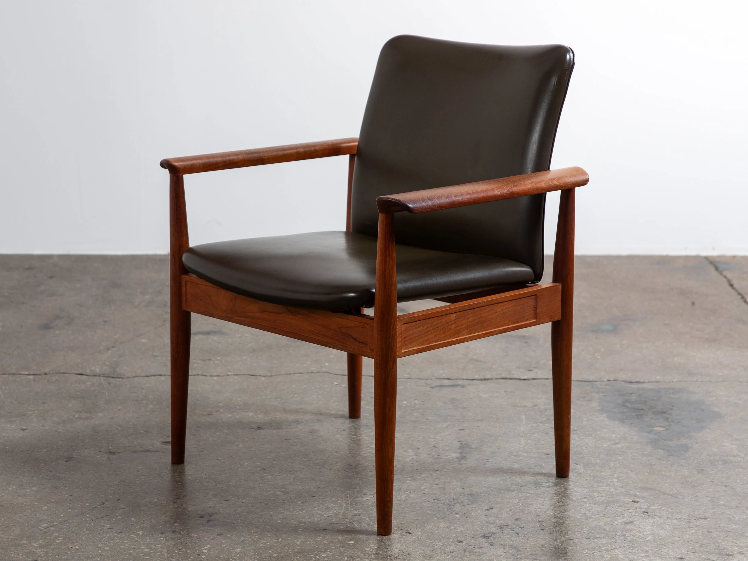 OAM_Finn_Juhl_Diplomat_Chair-3.jpg