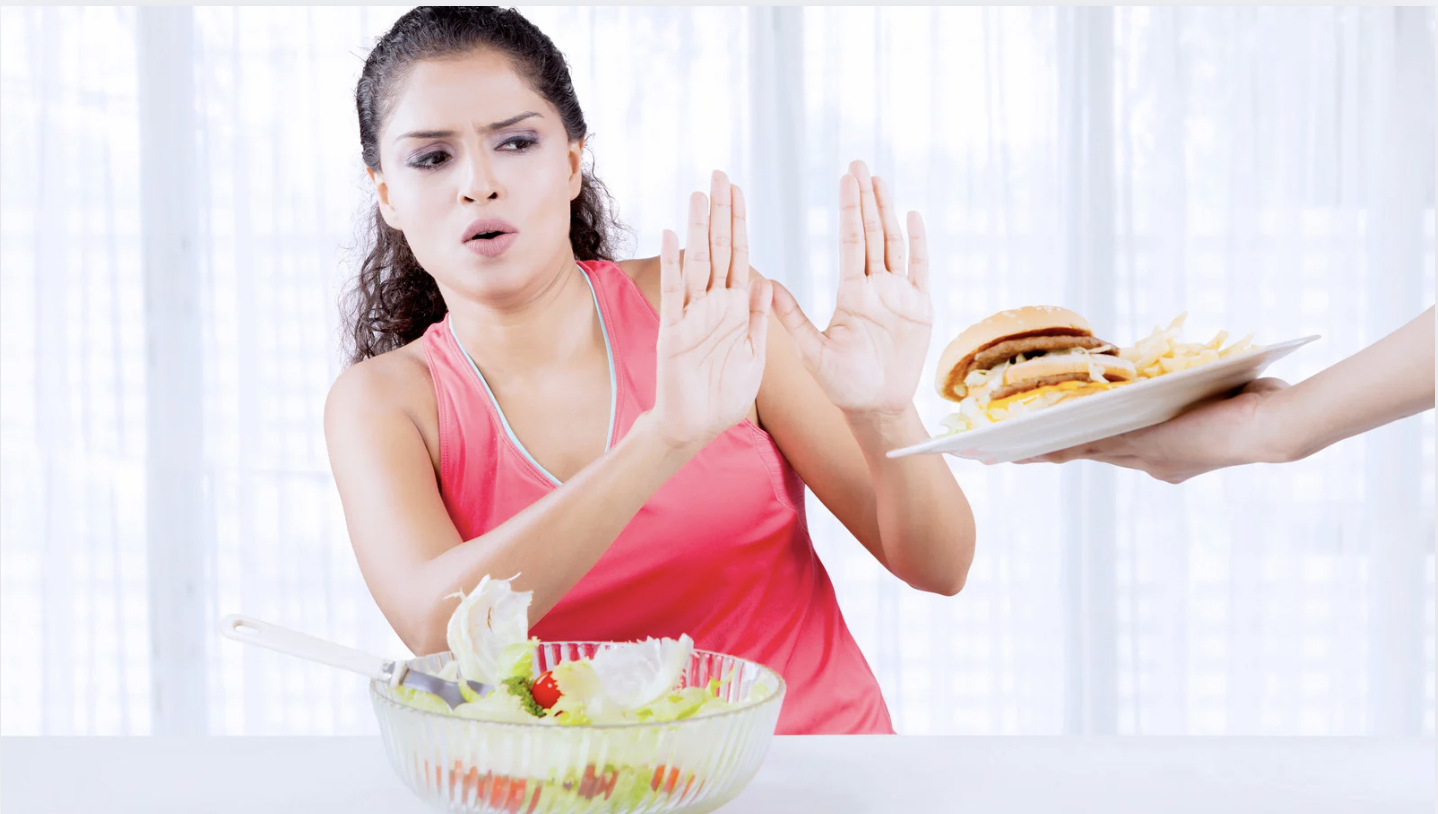 15 Signs of a Poor Relationship with Food That Society Told You Was Normal (But It’s Not)