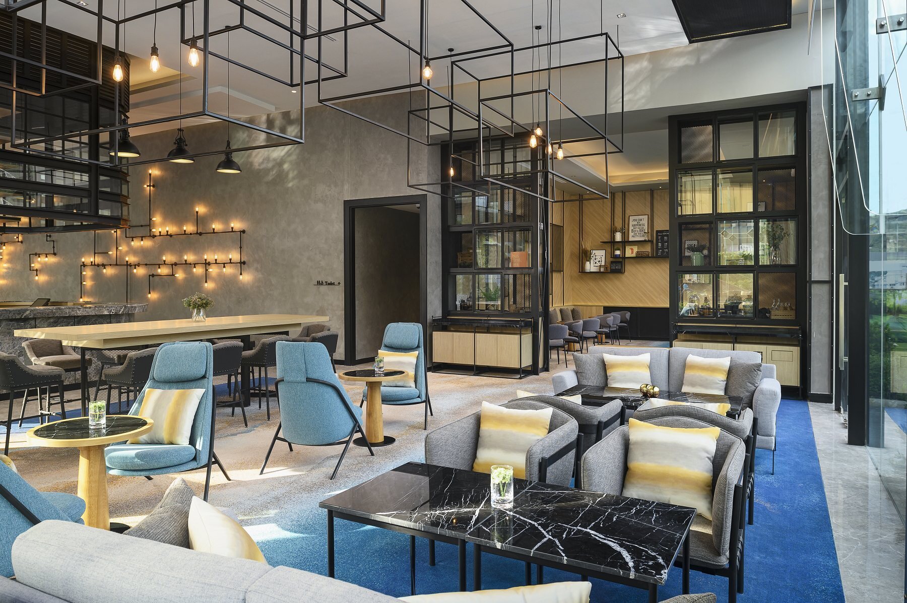 Holiday+Inn+and+Suites+Siracha+Laemchabang+-+The+Hub+Bar+And+Deli+(Interior)_1.jpg