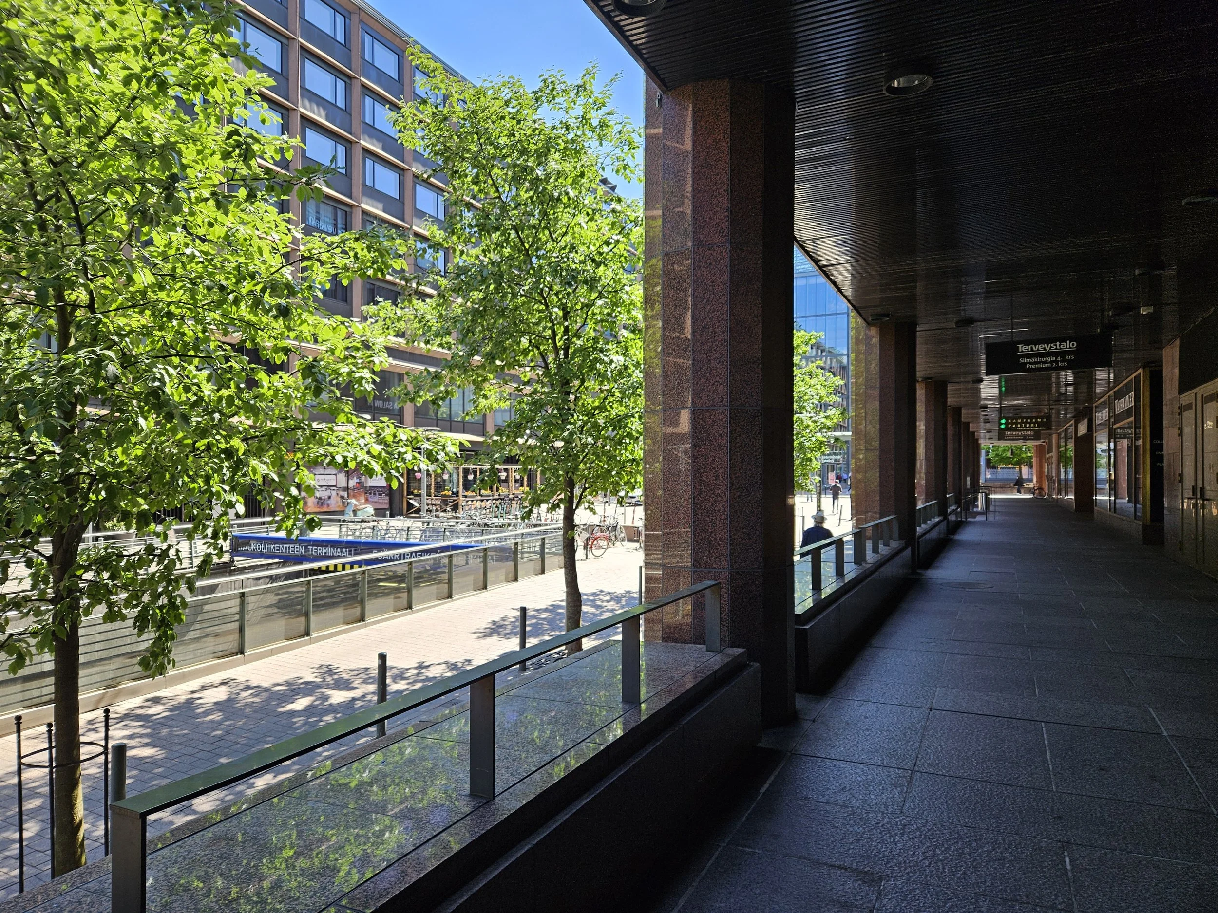 Antinkatu 3 D sisäänkäynnin edusta.