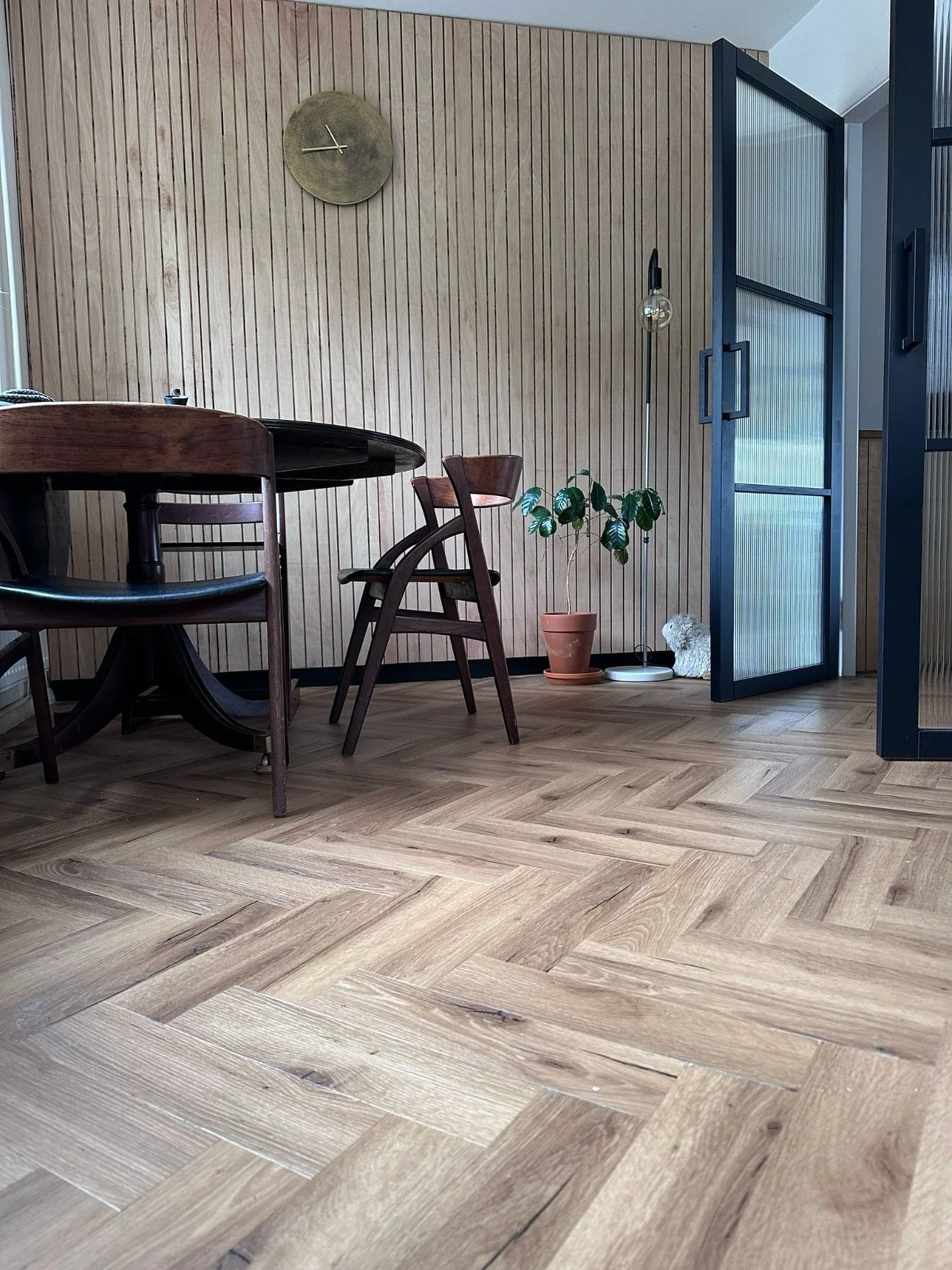 Vertical timber panelling and reeded-glass doors add warmth and texture without losing 
light or space. Designed to divide gently without disconnecting, these features show 
how thoughtful renovation can support everyday living.

We used ply for t