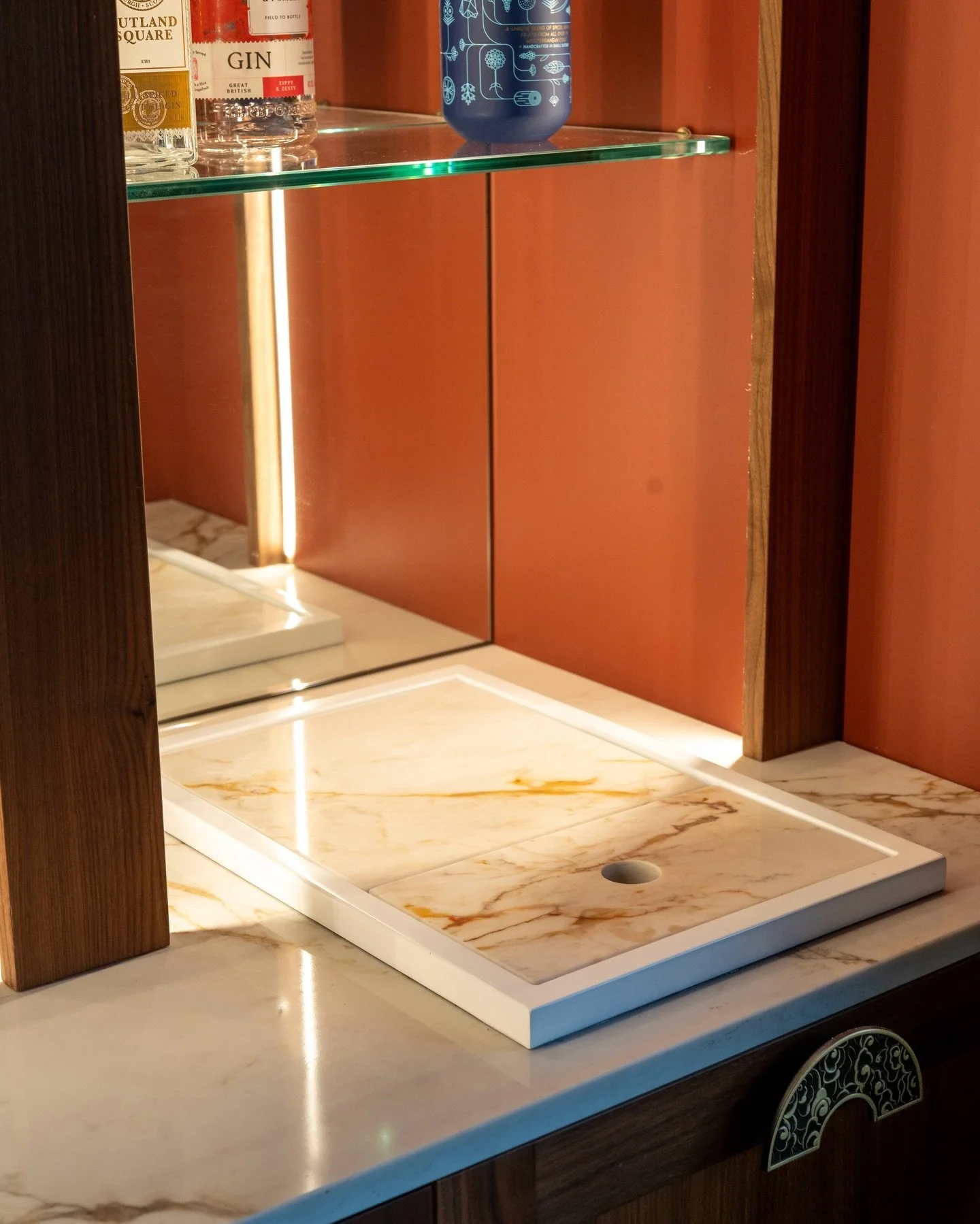 The brief here was to treat the ice bucket as part of the furniture, not an add on. Built directly into the unit,&nbsp;the bespoke quartz lid matches the&nbsp;surface,&nbsp;and&nbsp;the ice bucket drains away discreetly below.&nbsp;It&rsquo;s&nbsp;a 