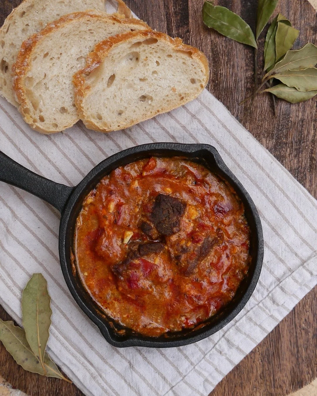 Tav&euml; Dheu Recipe- Albanian tender, slow cooked beef in a rich, tomato and cheese sauce 🇦🇱👩&zwj;🍳
If you guys saw our post yesterday you&rsquo;ll know that for this week&rsquo;s article on tavoli.co.uk, we&rsquo;ve ventured off to Dajti Mount