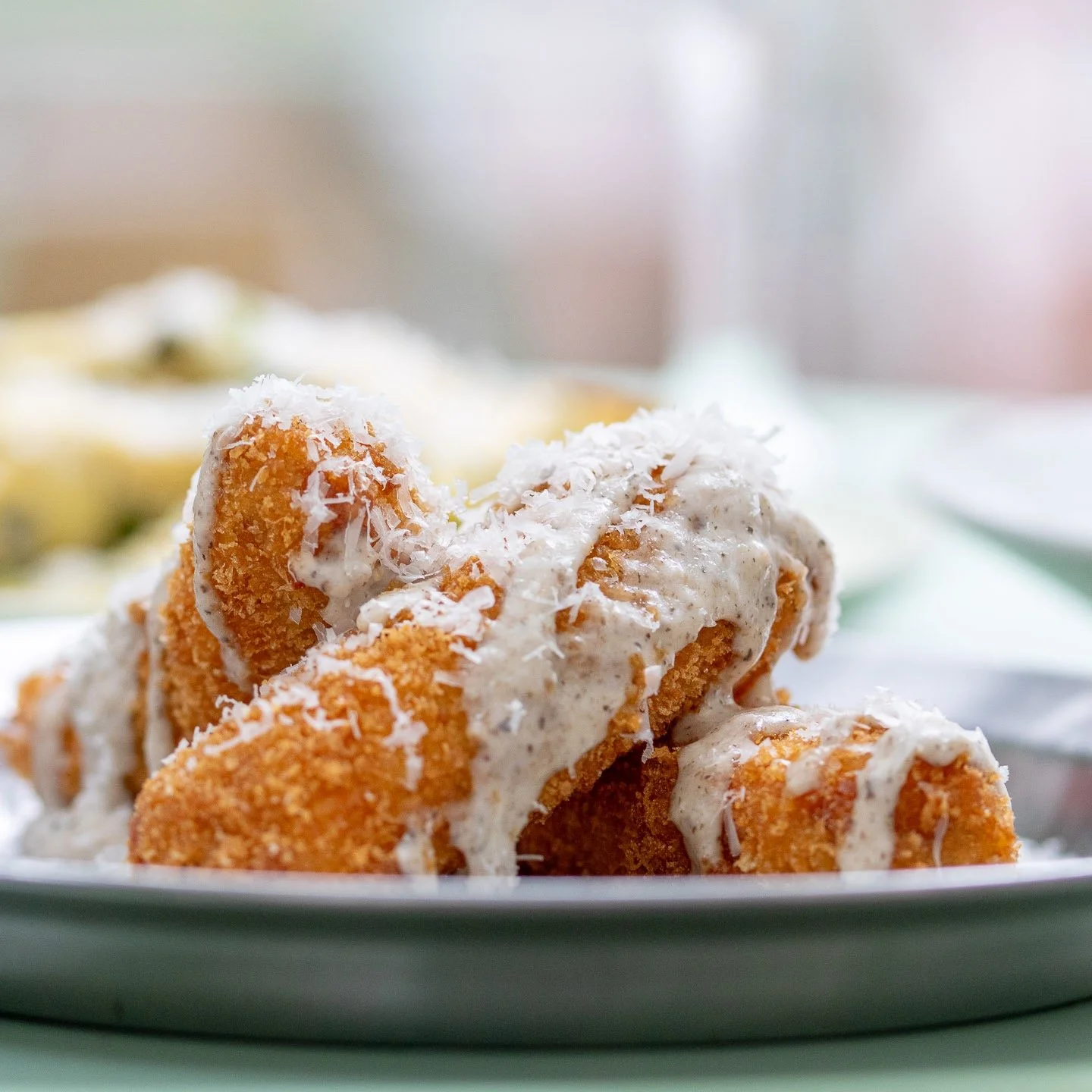 Can it get naughtier than this? Start the right way with our cheesy tenders. Giant fries made of smoked scamorza with a grana fondue and black truffle. Get your fingers ready.