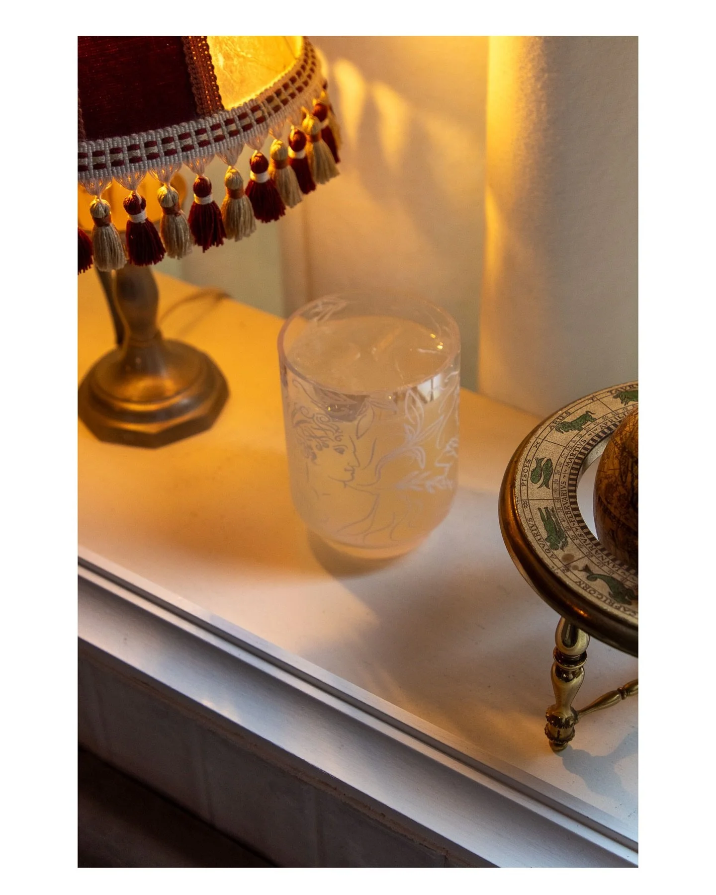 A drink has never felt so cosy. Step into our intimate room, relax, and let yourself flow in free mode.