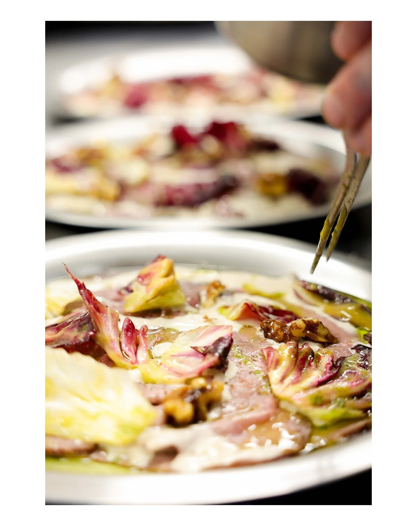 Des fines tranches de b&oelig;uf r&ocirc;ti. radicchio croquant, pesto de gorgonzola noix, huile verte de poireau, ciboulette. Un de nos plats que vous trouverez parmi nos keep it cool.