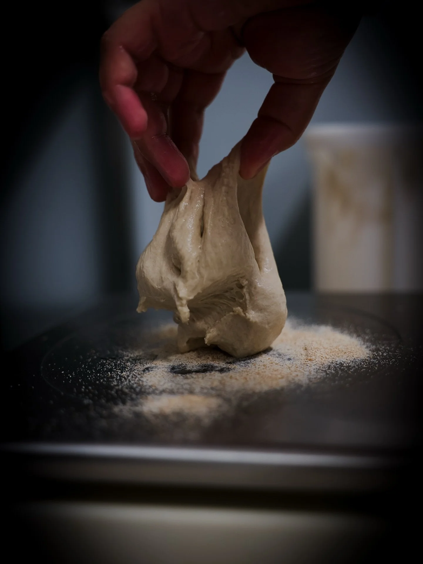 Chez nous, le p&acirc;ton n&rsquo;est pas une simple boule de p&acirc;te&hellip; Il r&eacute;unit trois farines locales ultra raisonn&eacute;es, notre levain, une hydratation pens&eacute;e pour la digestion et une fermentation lente qui r&eacute;v&eg