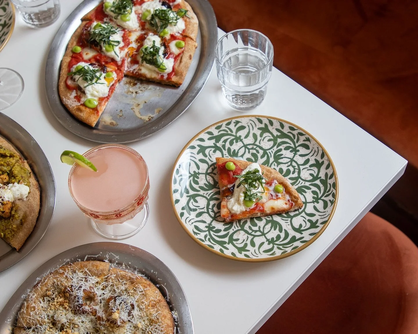 Everything is said around that table. And no, I don&rsquo;t pretend to be a Neapolitan pizza. I&rsquo;m something else. Born in Belgium from sourdough and a blend of three wild flours, I&rsquo;m rich in flavor, crunchy, and above all&hellip; naughty.