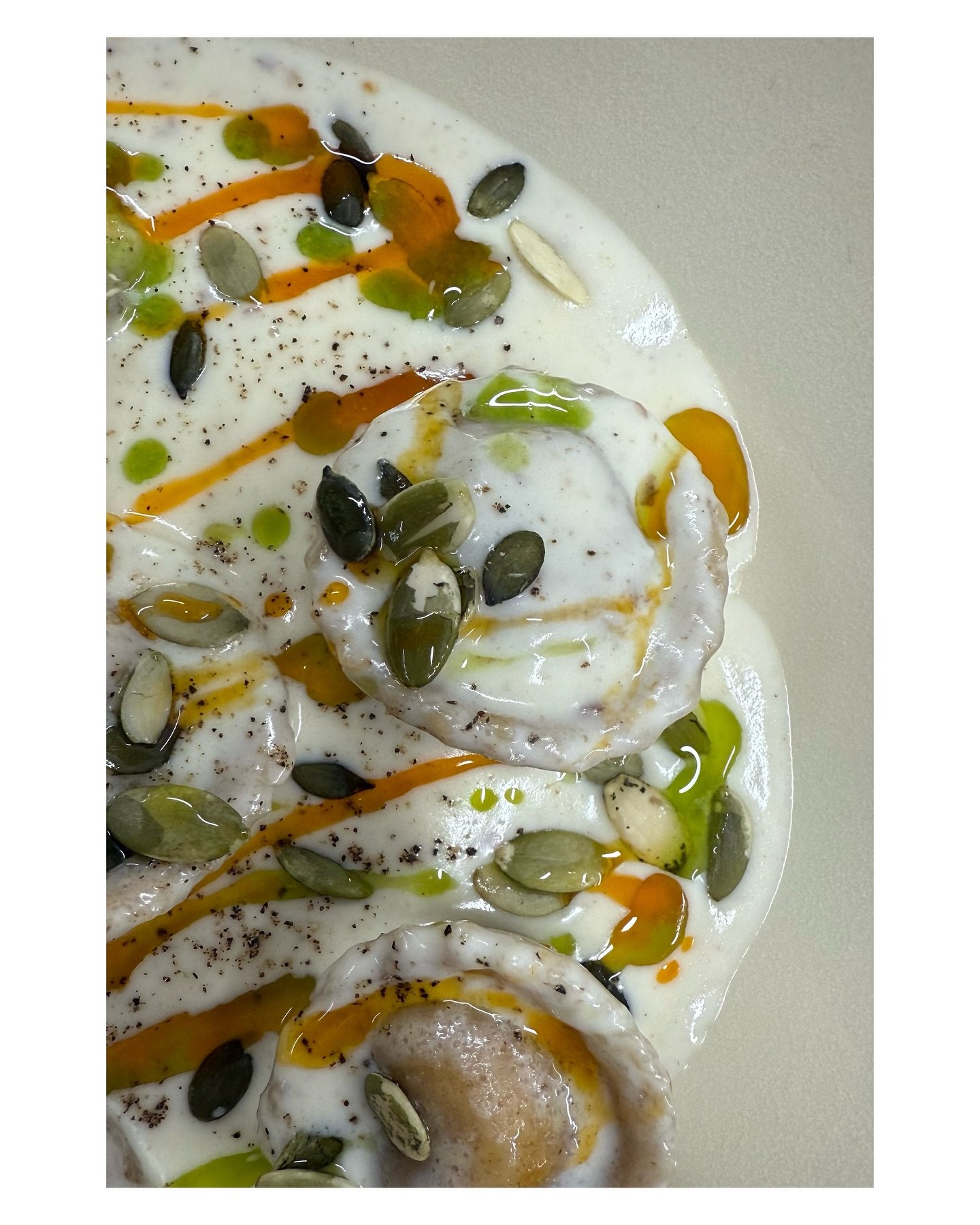 De la technique, de la finesse mais avant tout du go&ucirc;t bien r&eacute;confortant. Ravioli, potirmarron, ricotta, fondue de taleggio, graines de courges. Dispo parmi nos plats drop it hot.