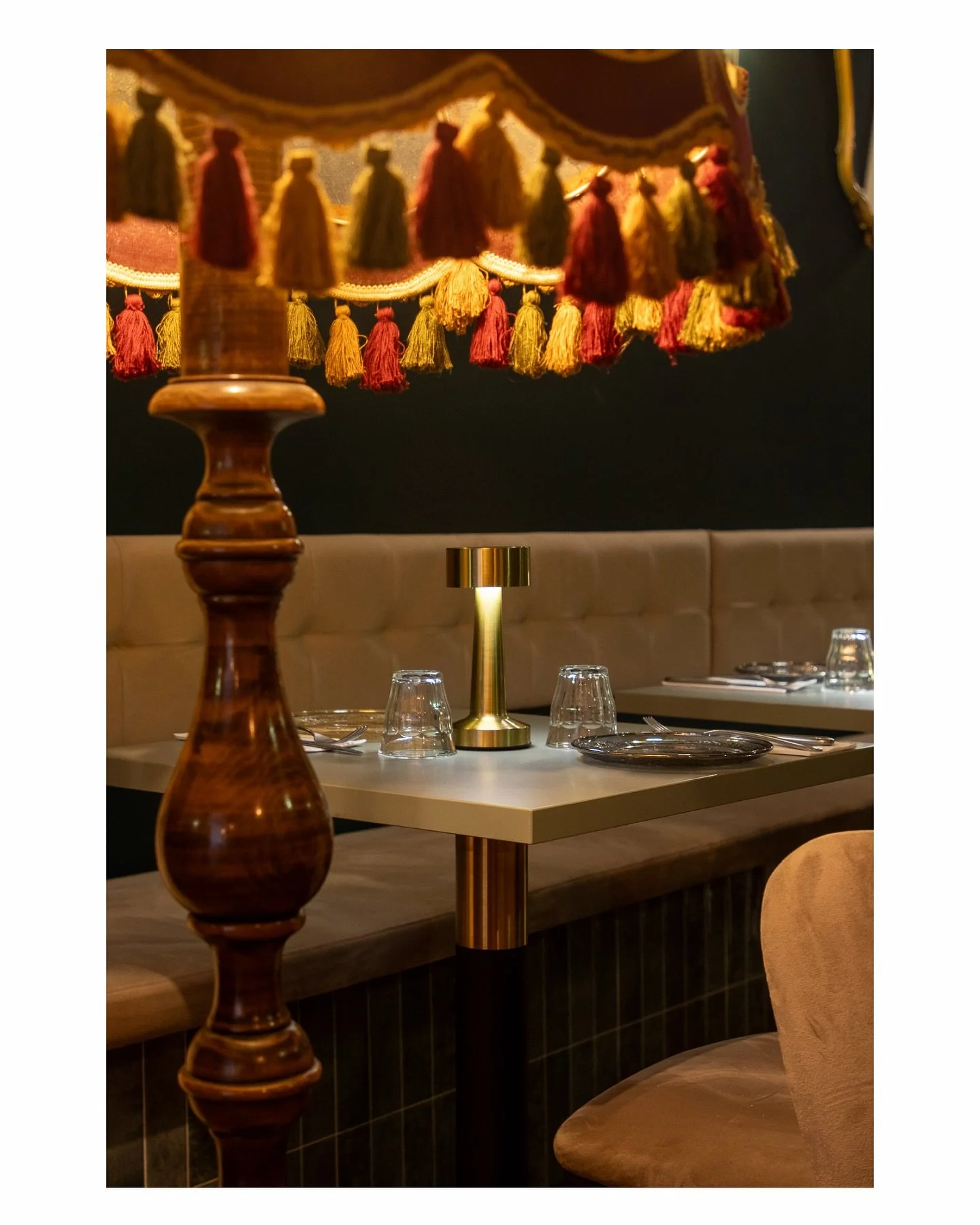 Une pi&egrave;ce cach&eacute;e au c&oelig;ur d&rsquo;une maison de ma&icirc;tre, dissimul&eacute;e derri&egrave;re une porte habill&eacute;e de velours. Un lieu baign&eacute; de chaleur et d&rsquo;intimit&eacute;, presque tenu secret, o&ugrave; le te