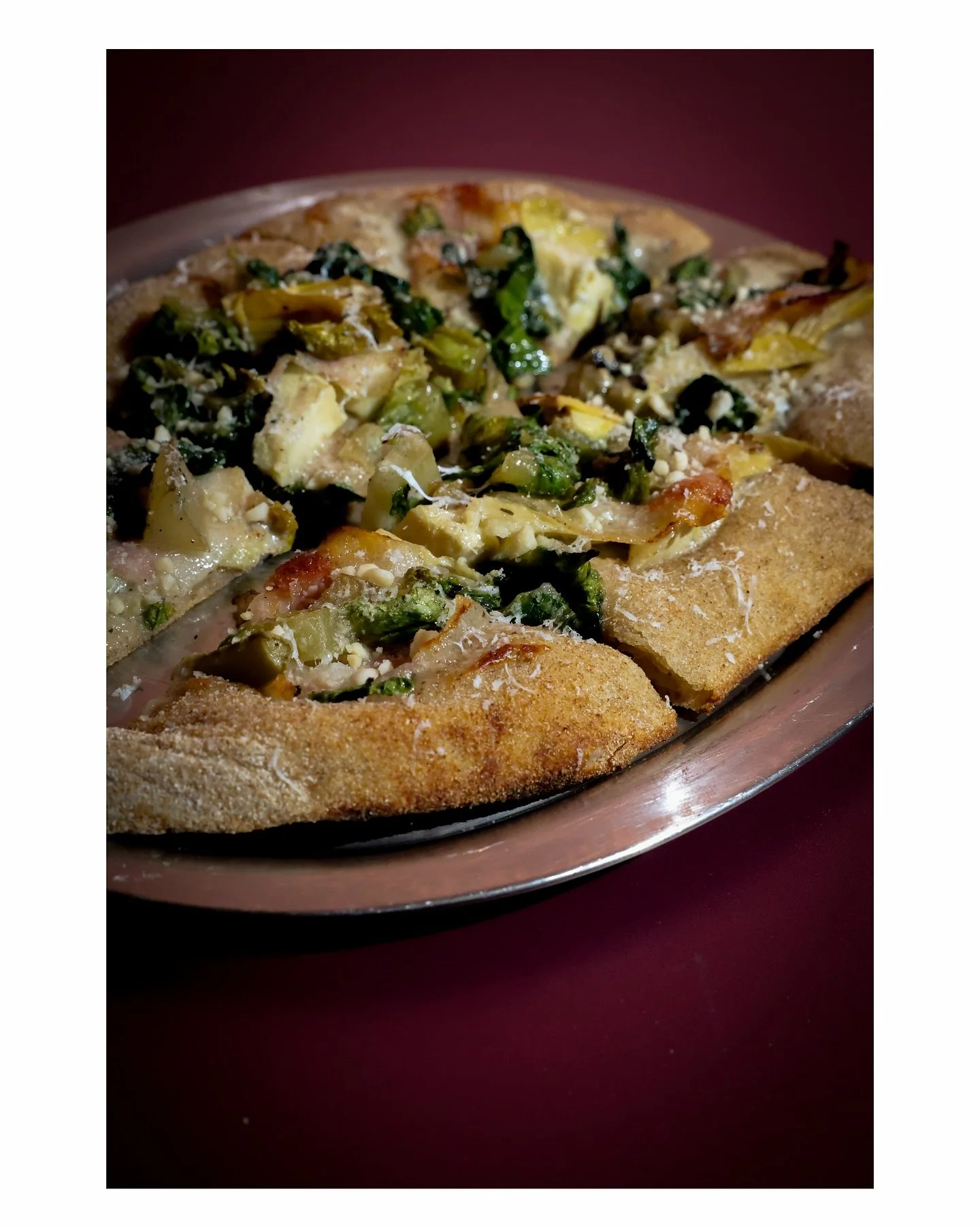 Une p&acirc;te l&eacute;g&egrave;re &amp; ultra croustillante, faite avec une farine locale et responsable, 3 recettes au choix. Ici, l&rsquo;Empire State of Rome : artichauts fondants, guanciale croustillant, pecorino, laitue romaine.