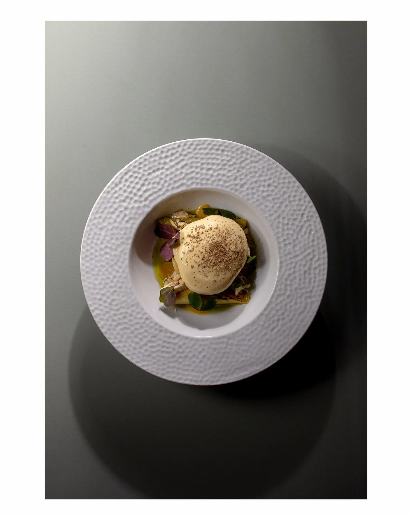 Pennes fondantes, poireaux vinaigrette, carbo cr&egrave;me bien gourmande, huile verte citronn&eacute;e, &eacute;clats d&rsquo;amandes. Bref, le combo fatal 🤌