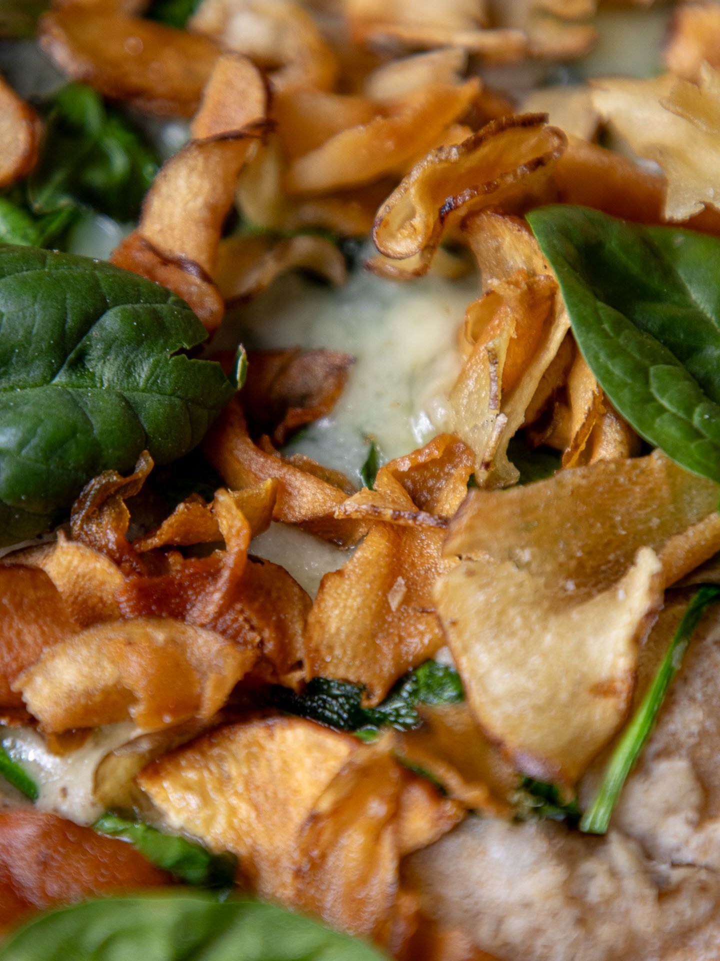 Ici, on ne suit pas les r&egrave;gles.
On ose casser les codes des toppings trop souvent banalis&eacute;s. Mode rave party activ&eacute; : cr&egrave;me de c&eacute;leri rave &agrave; la truffe, fontine fondante, jeunes &eacute;pinards &amp; chips de 