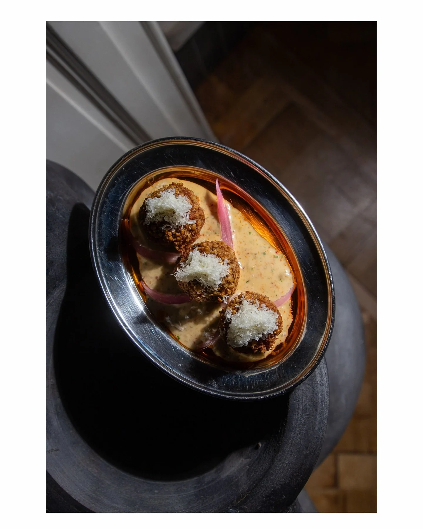 Tradition italienne, esprit bistrot.
Des boulettes bien dor&eacute;es, une mayo maison aux oignons confits et beaucoup de respect pour les nonnas.