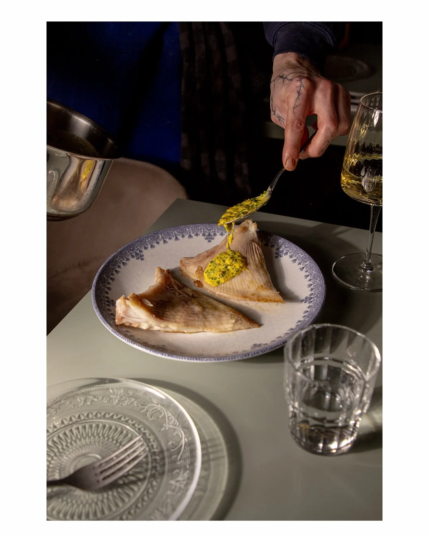 Raieconfortante. Aile de raie sauce meuni&egrave;re, salade de pomme de terre, olives, c&acirc;pres, citron confit.