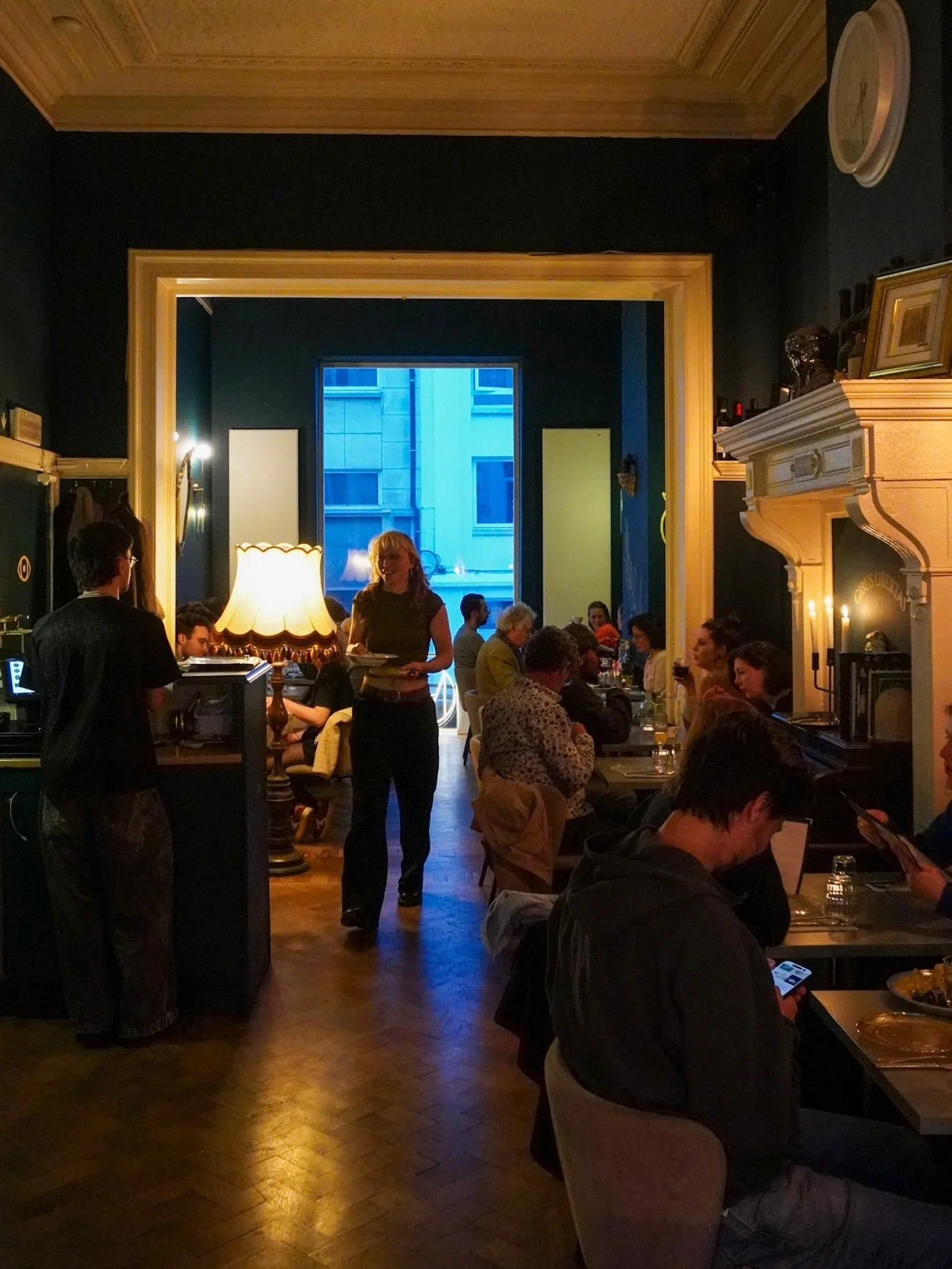 Ici pas de gastronomie fig&eacute;e, ni de d&eacute;monstration. Pas de chichi mais du go&ucirc;t, de la gourmandise et surtout de la convivialit&eacute;. Du mardi au samedi, service du soir.