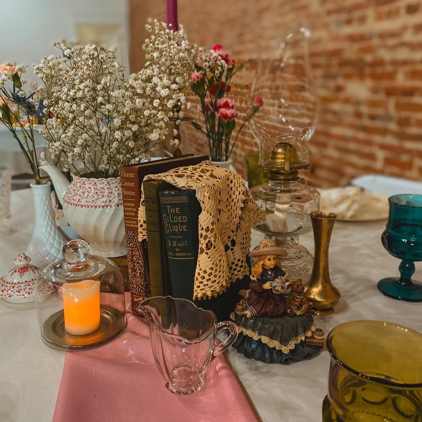 Everyone&rsquo;s cup of tea 🫖✨

Design &amp; Set-Up: @celadon.and.sage 
Tea: @apothicateas 
Cookies: @ever_so_sweet_bakeshop 
Location: @gatherevents
