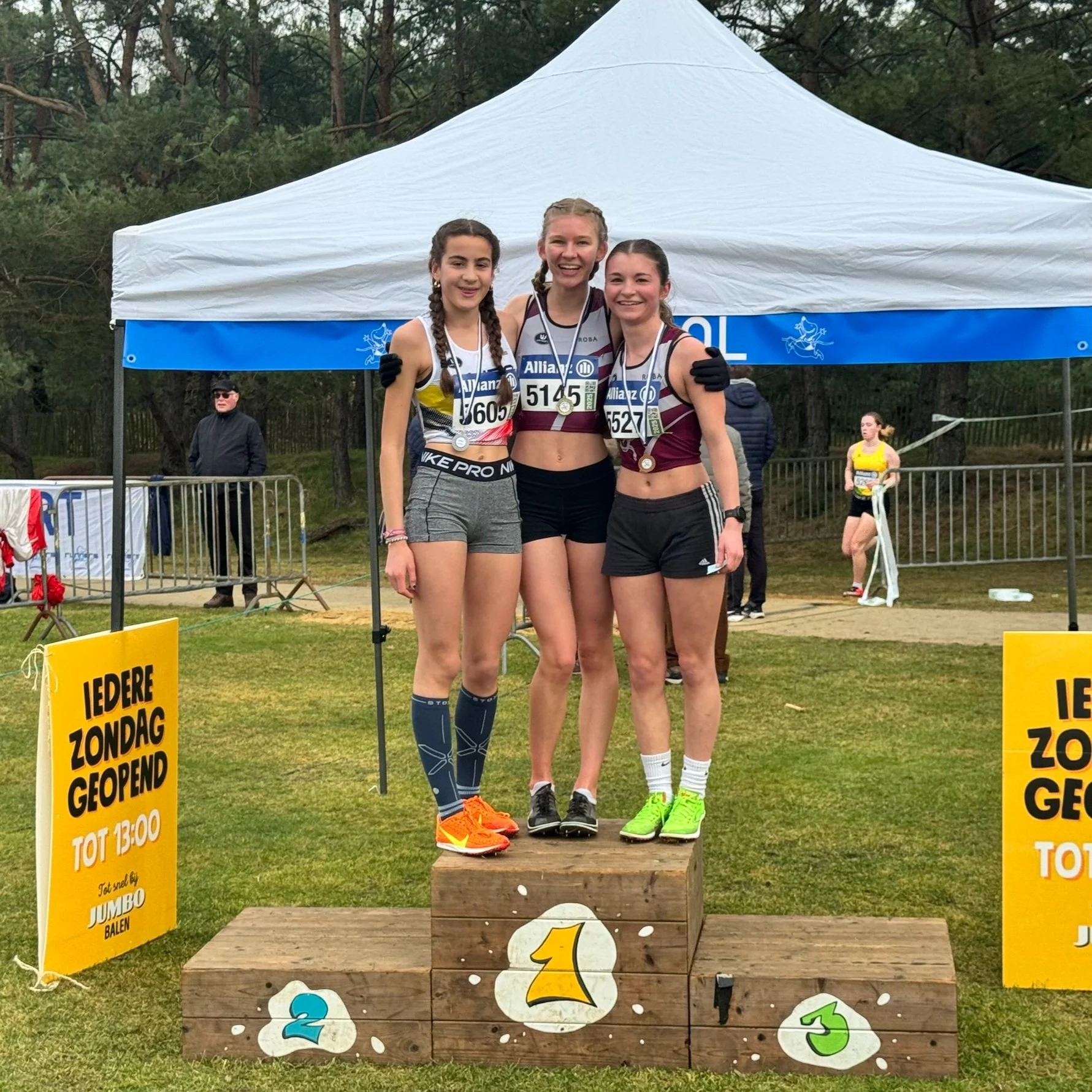Broer en zus op het podium aan de Keiheuvel in Balen.