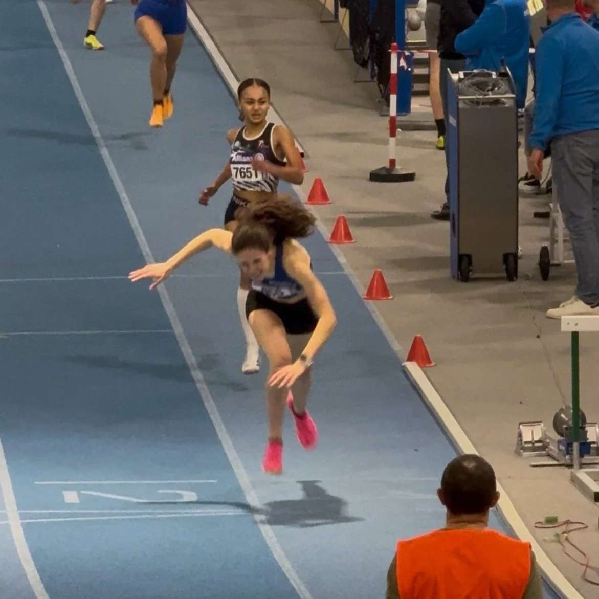 Een duik onder de minuut op het BK naar een 4e persoonlijk indoor record dit seizoen én een eerste clubrecord voor Kaat Wils.