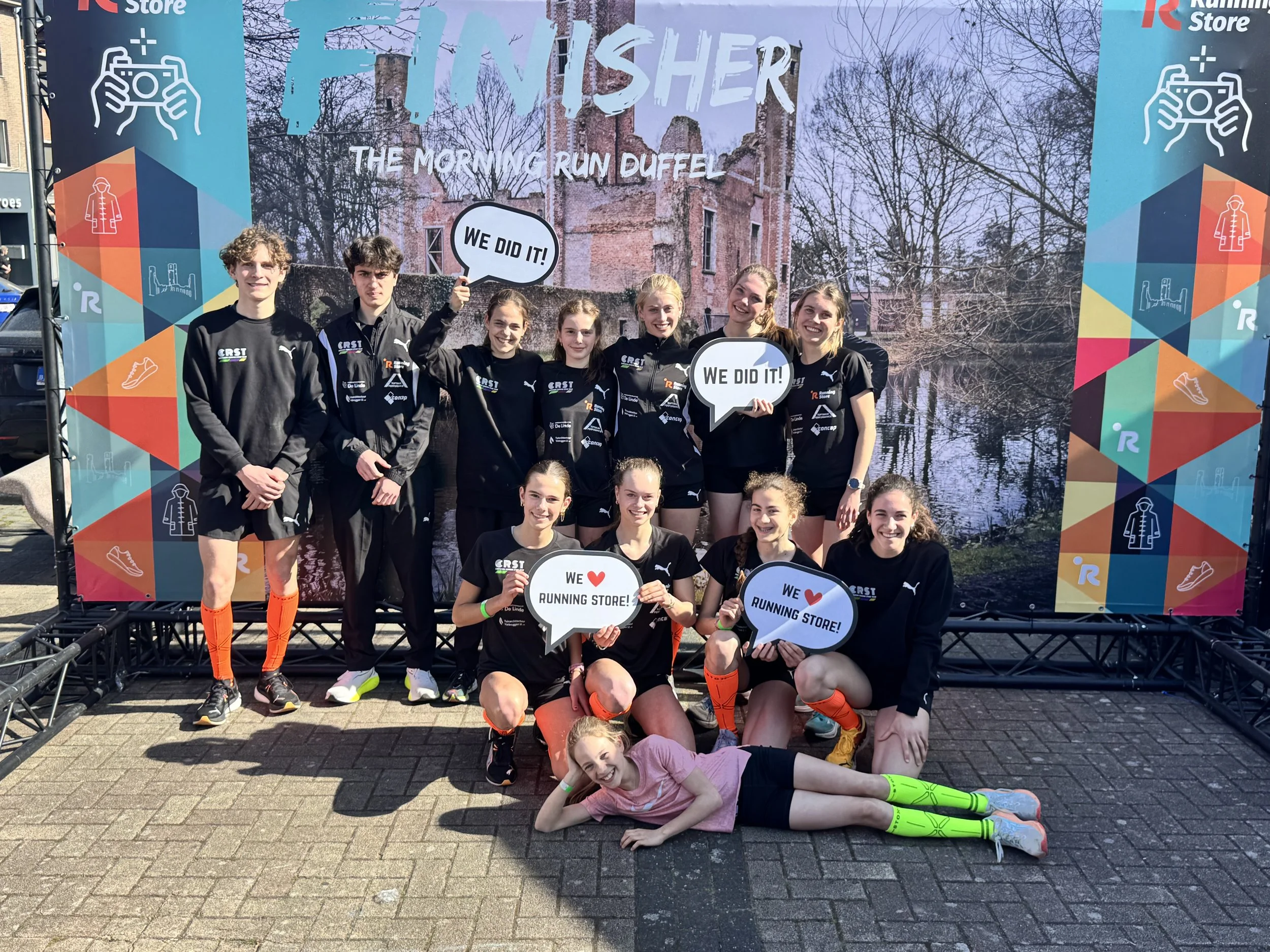 Alle CRST atleten samen met meer dan duizend lopers present op de ‘The Morning Run’ van teampartner Running Store.