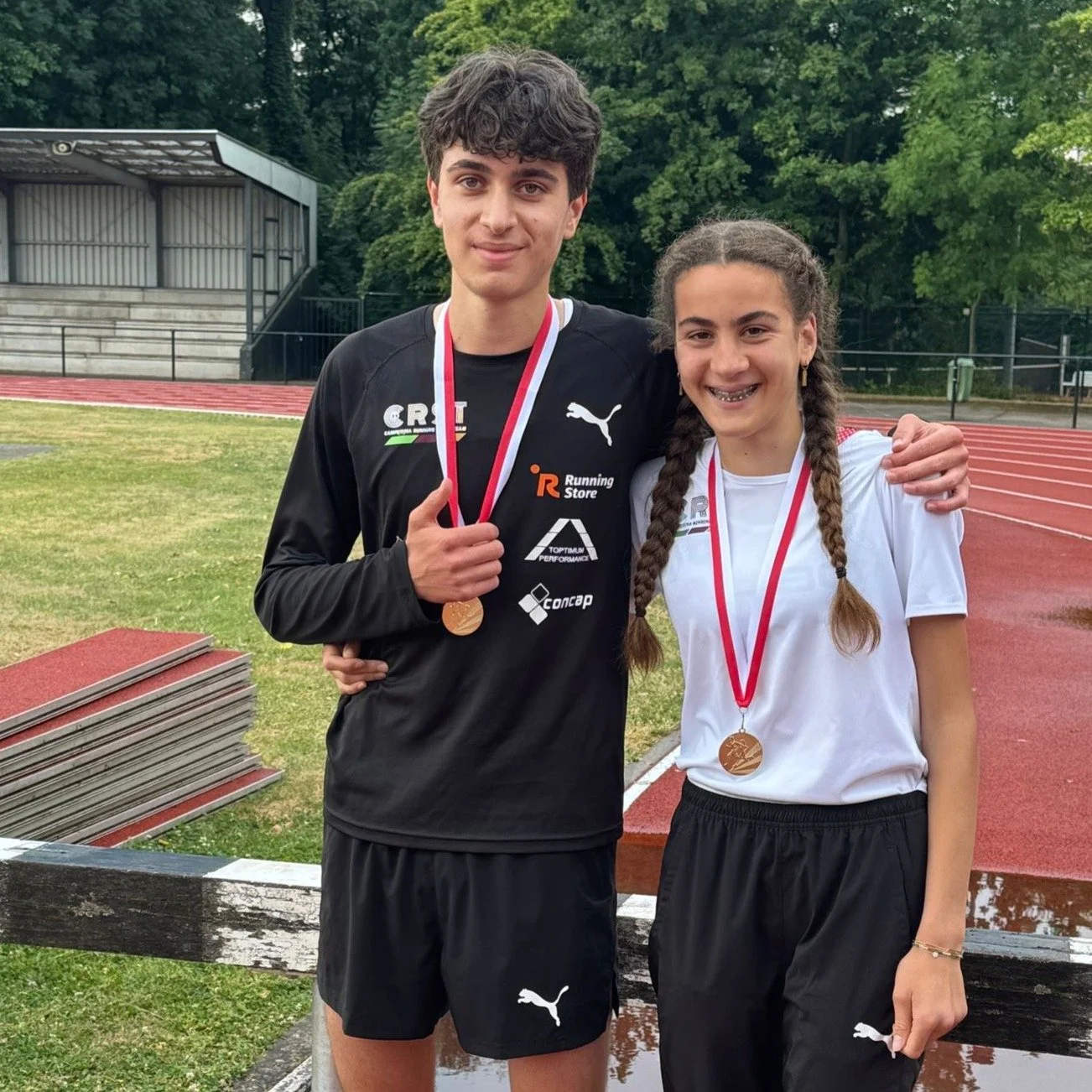 Het eerste weekend van juli leverde o.a. vier knappe PRs, vier overwinningen, een pisterecord en twee Provinciale titels op. Deel 3...

💚💜 Op zondag waren Romy en Zakaria Allami in Merksem in vrij natte omstandigheden op het Provinciaal Kampioensch