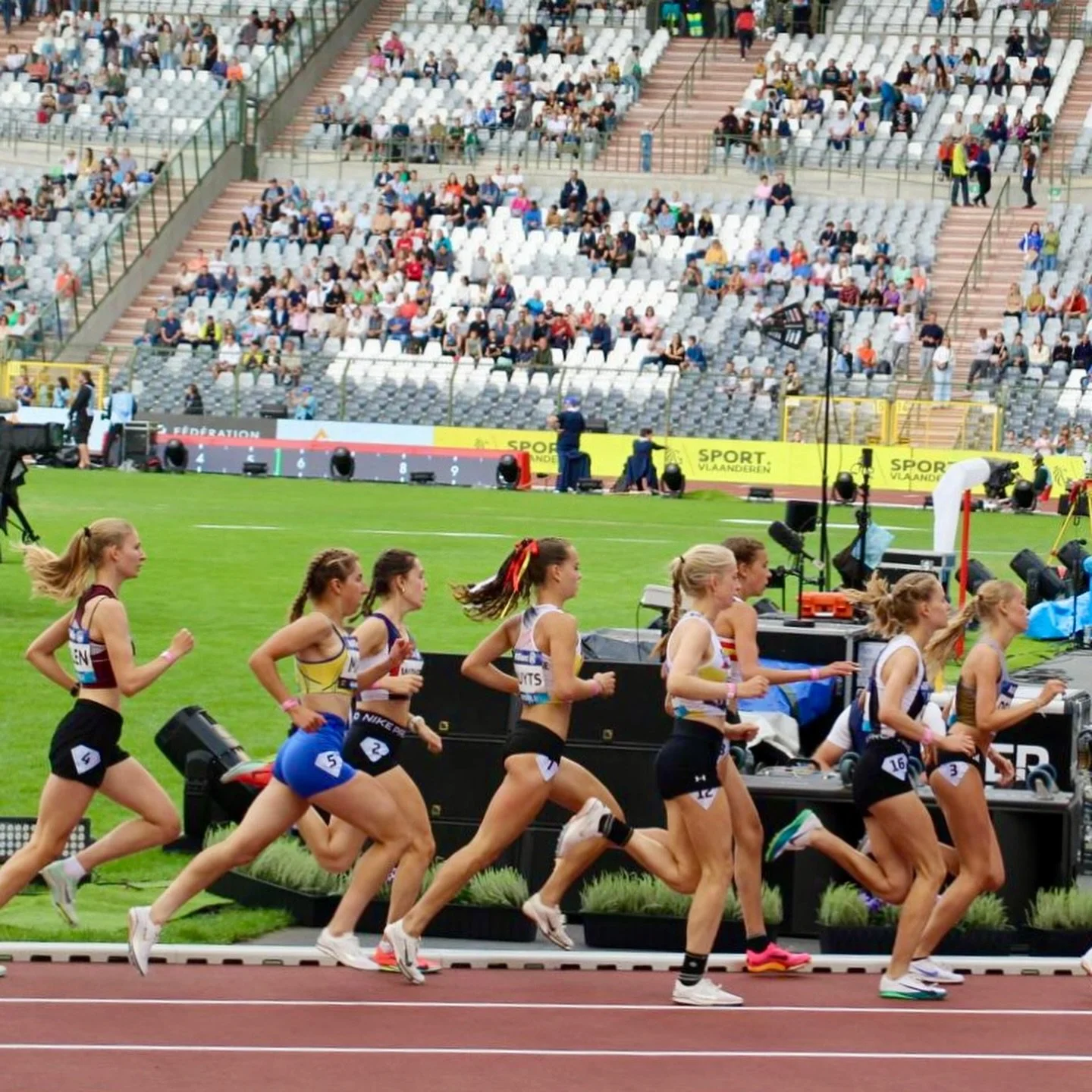Afgelopen weekend liepen er vier CRST atleten verspreid over het weekend hun wedstrijd. Alle vier deden hun uiterste best en behaalden een PR en/of clubrecord.

💚 💜 Vrijdagavond mochten Yoni Nuyts en Laure Verrijcken aantreden in het Youtn Program 