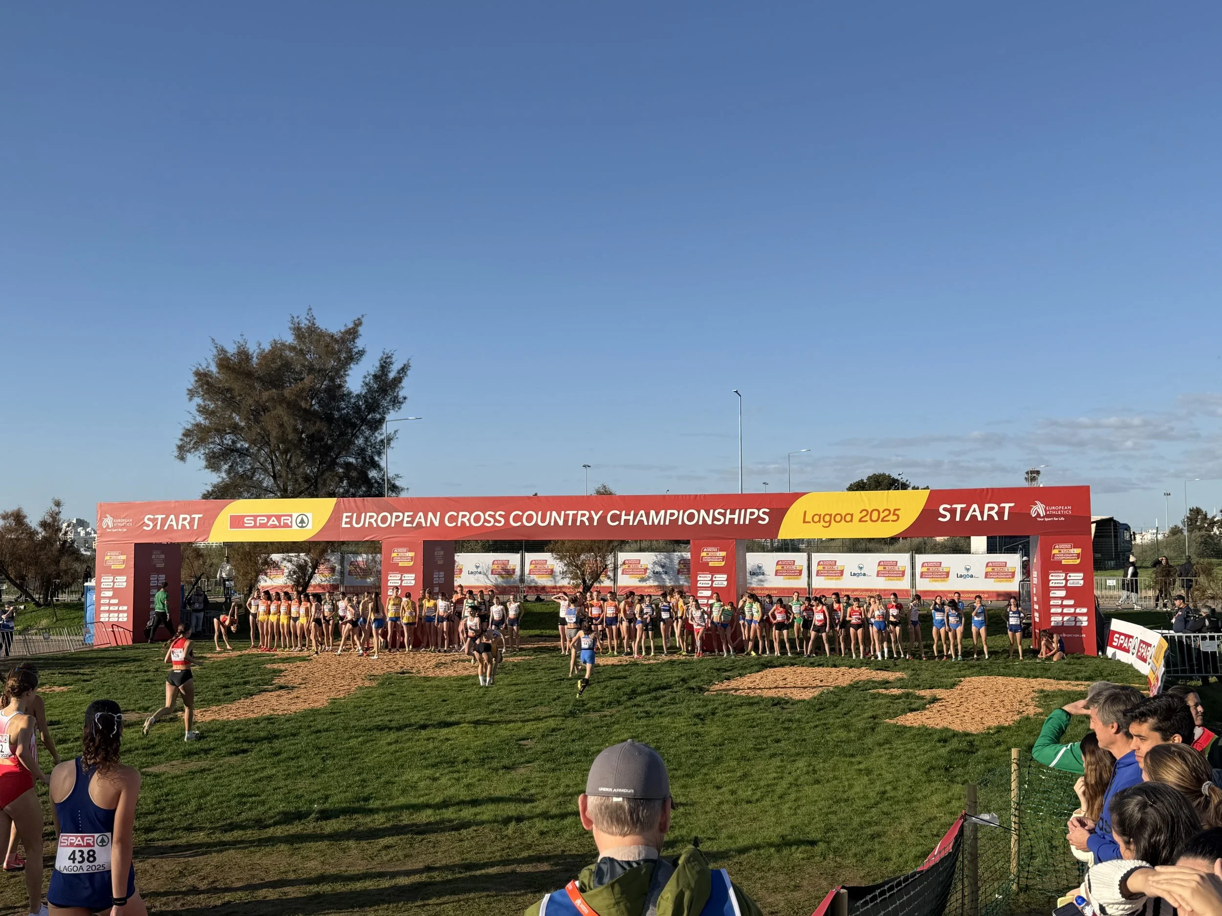 Crossen aan de kliffen van Lagoa en over de bergen van Lille