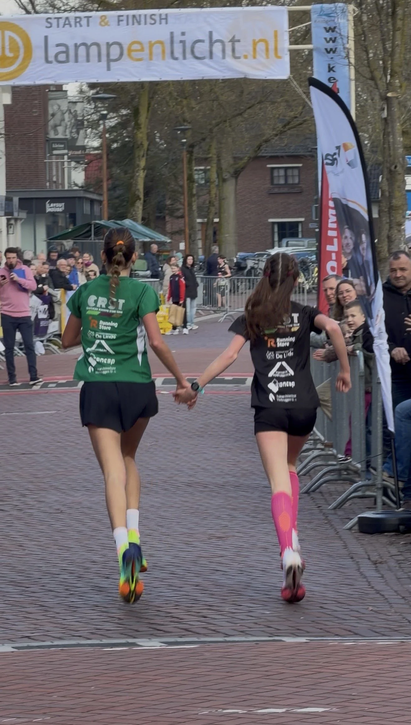 Paulien en Olivia Rijnders opnieuw 1 en 2 in de KempenRun te Hapert [NL].