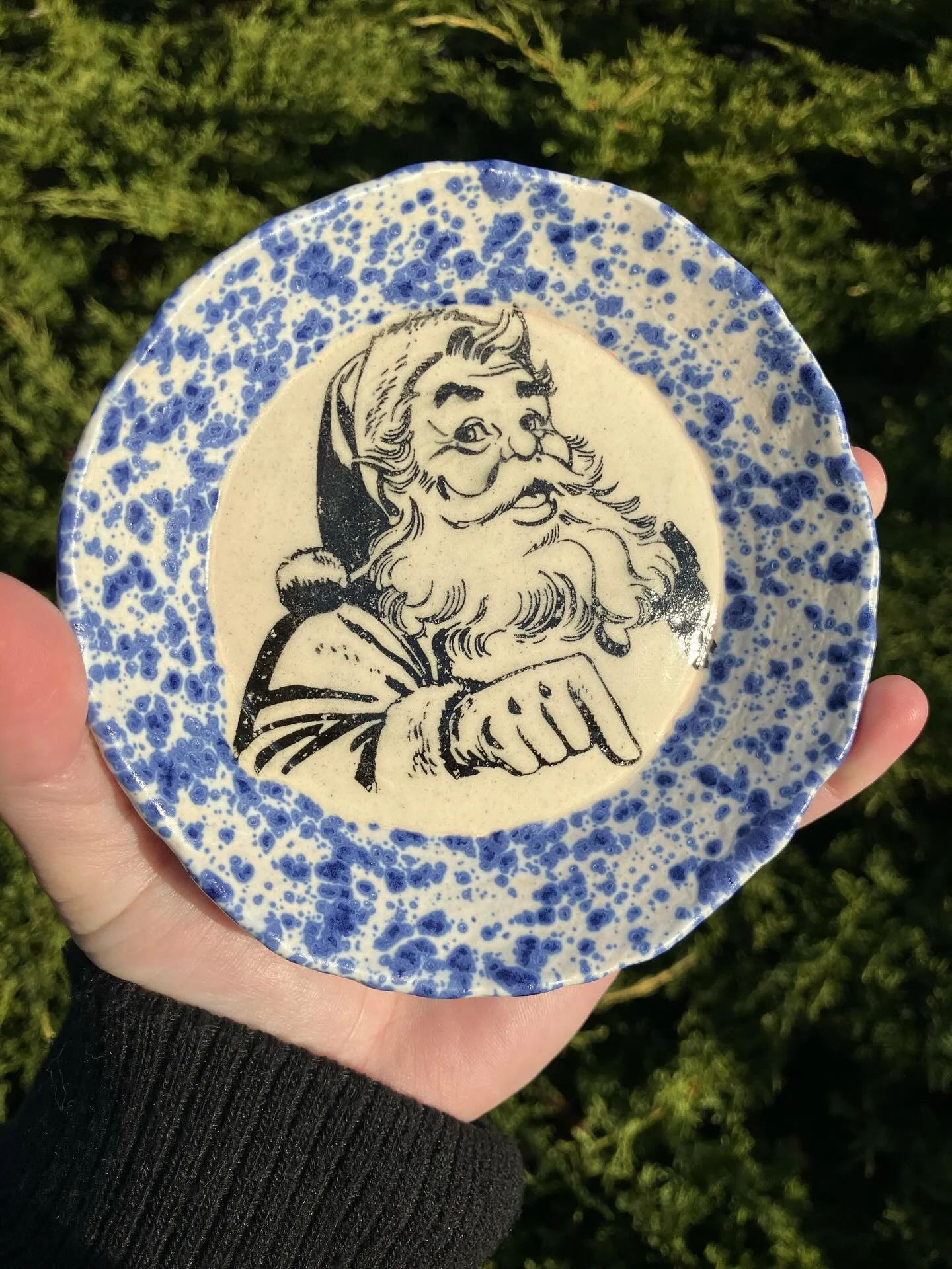 Made a few Santa-themed pieces in time for Christmas &mdash; they&rsquo;ll be for sale at @theperksdept The Great All Nighter TOMORROW night and anything left after tomorrow (and future themed pieces) will be brought to @witandwhim 🌲🎅 

#pottery #c