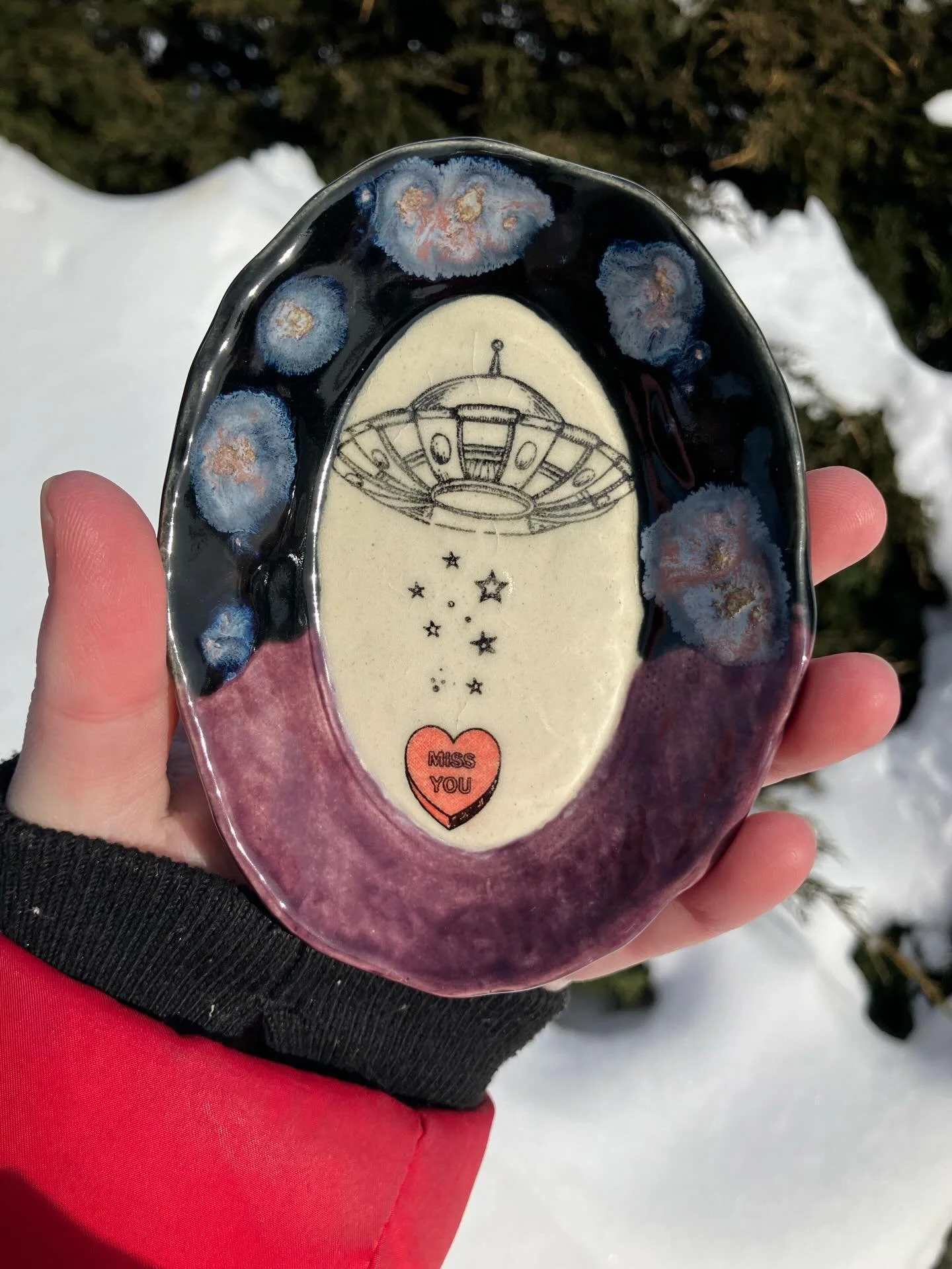 Who wants an alien abduction this year for Valentine&rsquo;s Day 🛸👽❤️😘

#pottery #ceramics #handbuiltpottery #handbuiltceramics #ceramicist