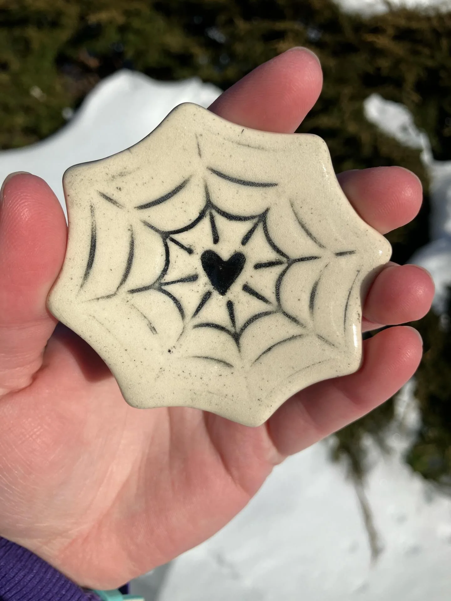 More spider heart ring dishes for your spooky valentines! 🕸️💕 DM if interested 

#ceramics #ceramicist #pottery #handbuiltpottery #handbuiltceramics