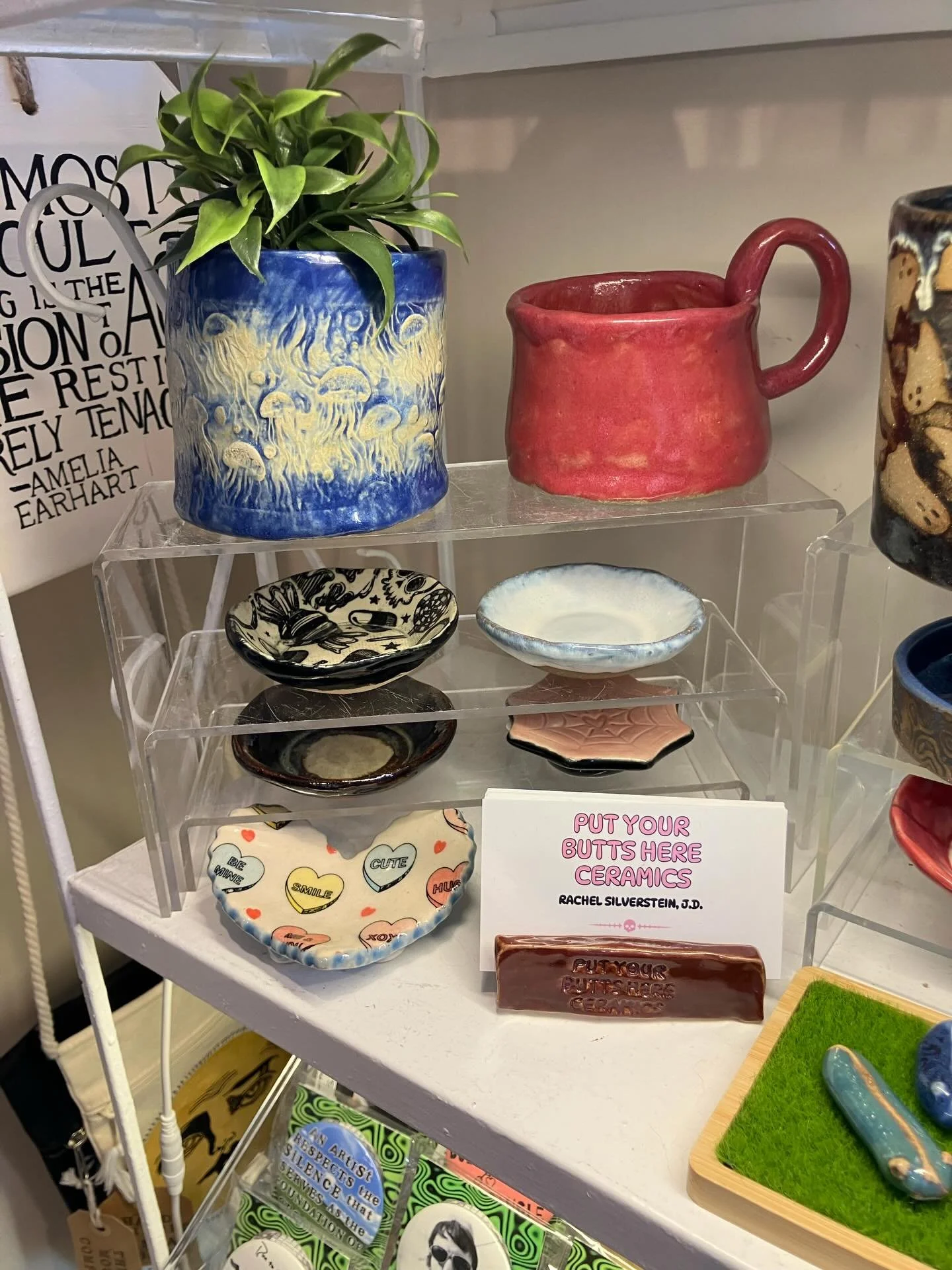 Update to my shelf at @witandwhim ❤️

The oval possum dish sold right after my restock 😁 (thank you to whoever bought it!!!)

#pottery #ceramics #handbuiltpottery #handbuiltceramics #ceramicist