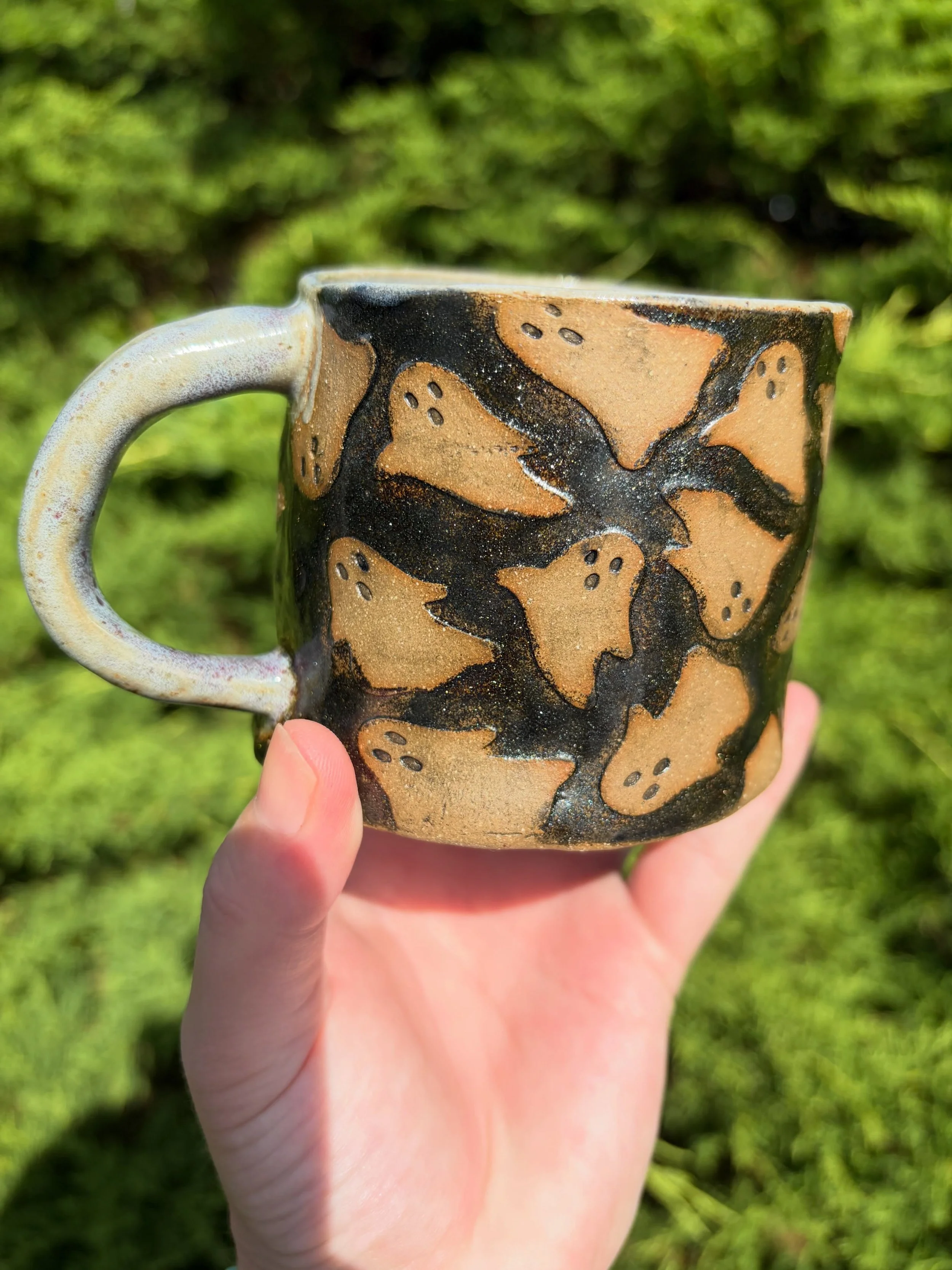 Some of my new hand built pottery for the start of spooky season! I love hazelnut clay so much. 

These are all coming with me to @thehuntingtonflea tomorrow (9/6 10am-5pm) 👻 trying new techniques to makes the ghosts crisper when glazing and I think