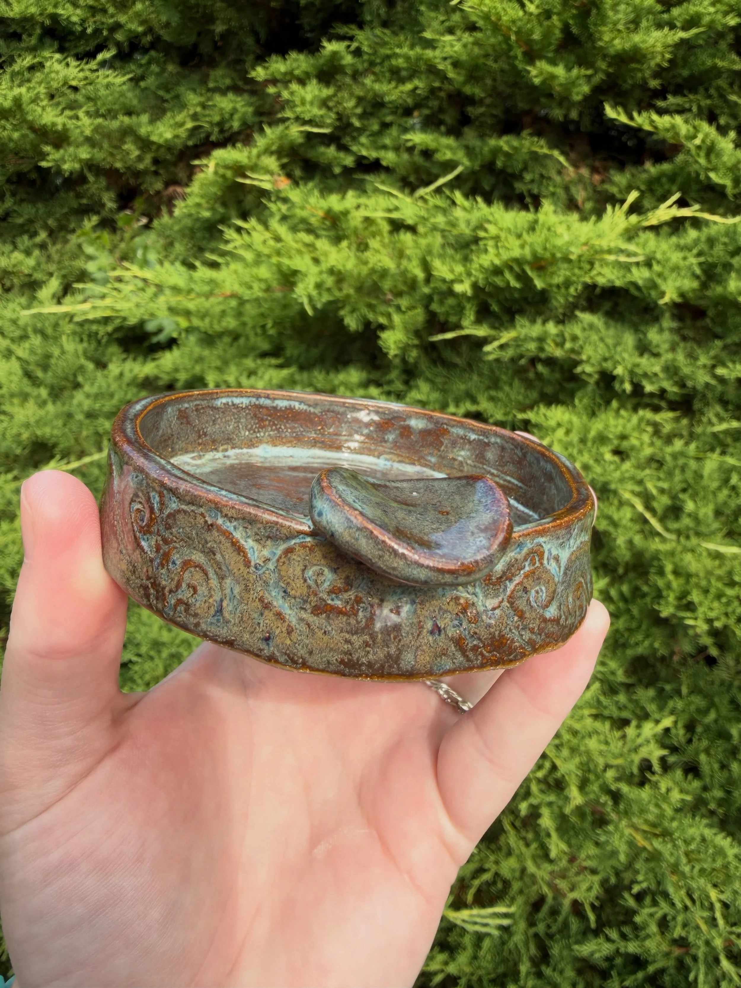 Tentacle ashtray glazed with 2x Mayco opal luster on hazelnut clay. Cone 5 with a 5 min hold.

I know manyyyy potters have strong feelings about opal luster but I kinda like that you&rsquo;ll never know how it&rsquo;s gonna turn out 😂

#ceramics #po