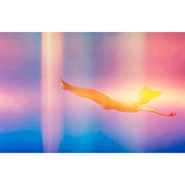 “Falling (Light Leak)” di Ryan McGinley